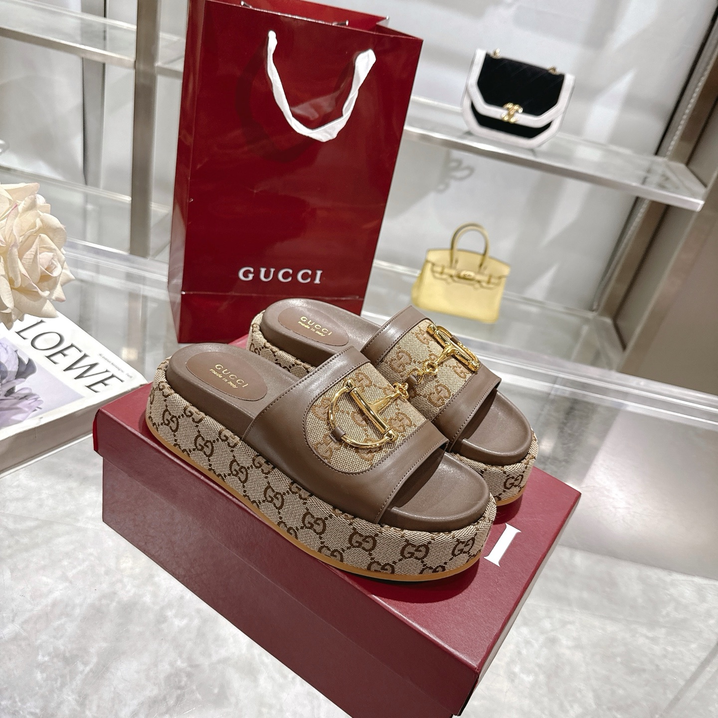 NO:263009,P New thick-soled sandals for women with spurs This women's sandals feature their signature horse toe buckle details and gold hardware. Made of high-quality leather, the design combines traditional inspiration with modern versatility to add a delicate touch to a warm-weather suit. Coffee cowhide sheepskin inner Gold hardware Original GG canvas decoration Spurs Rubber outsole Flat sole Made in Italy Size 36-44 sizes, slippers, sandals, slippers, cowhide, sheepskin19860909P 带有马刺的女士新款厚底凉拖鞋 这款女士凉鞋以其标志性的马头扣细节和金色五金为特色.采用优质皮革制成,设计将传统灵感与现代多功能性相结合,为温暖天气的套装增添精致触感. 咖啡色牛皮面 羊皮内里 金色五金 原始GG帆布装饰 马刺 橡胶大底 平底 意大利制造 码数36～44码,拖鞋,sandals,slippers,cowhide,sheepskin,Women's Shoes