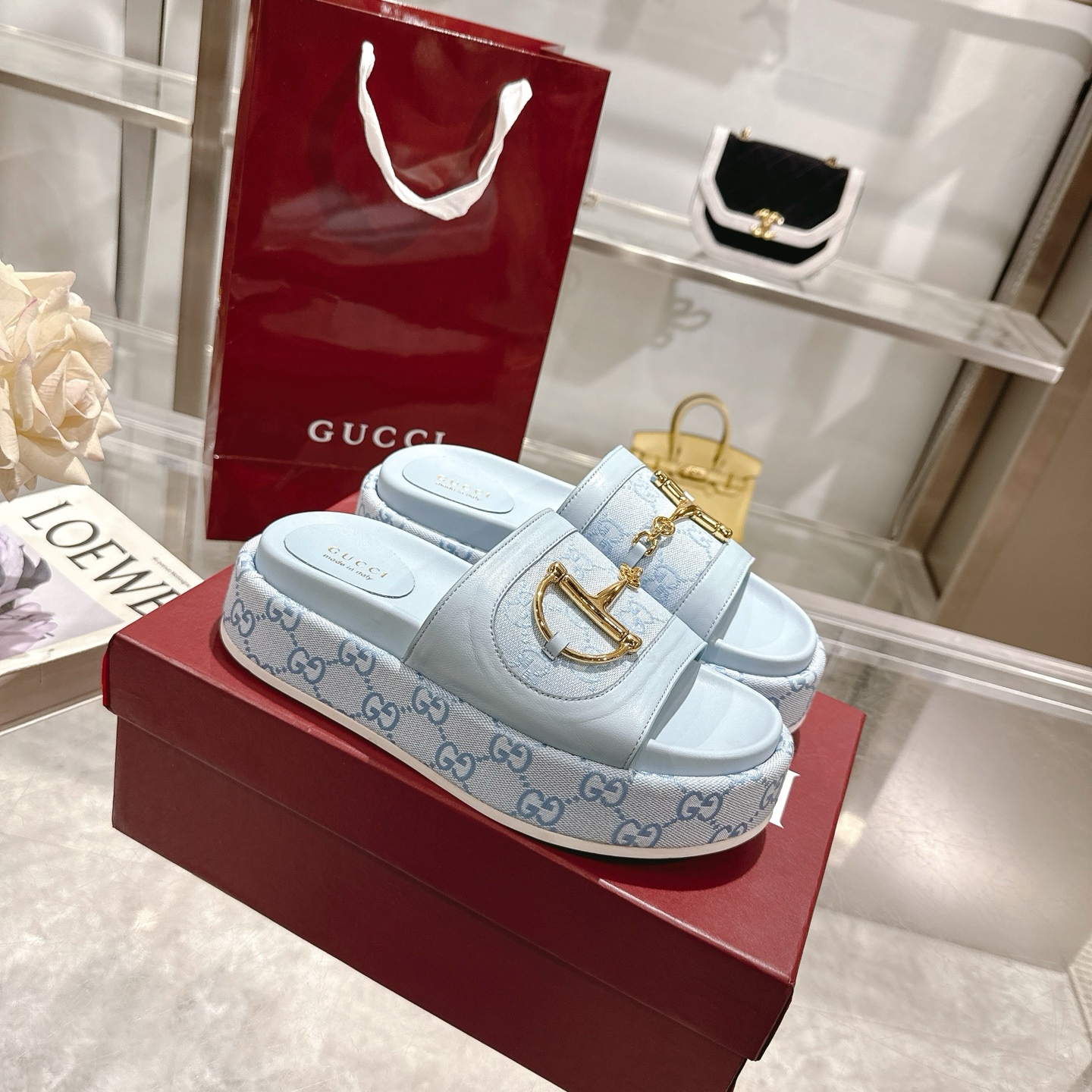 NO:263015,P New thick-soled sandals for women with spurs This women's sandals feature their signature horse toe buckle details and gold hardware. Made of high-quality leather, the design combines traditional inspiration with modern versatility to add a delicate touch to a warm-weather suit. Blue cowhide sheepskin inner gold hardware Original GG canvas decoration Spurs Rubber outsole Flat sole Made in Italy Size 36-44 sizes, slippers, sandals, slippers, cowhide, sheepskin19860909P 带有马刺的女士新款厚底凉拖鞋 这款女士凉鞋以其标志性的马头扣细节和金色五金为特色.采用优质皮革制成,设计将传统灵感与现代多功能性相结合,为温暖天气的套装增添精致触感. 兰色牛皮面 羊皮内里 金色五金 原始GG帆布装饰 马刺 橡胶大底 平底 意大利制造 码数36～44码,拖鞋,sandals,slippers,cowhide,sheepskin,Women's Shoes