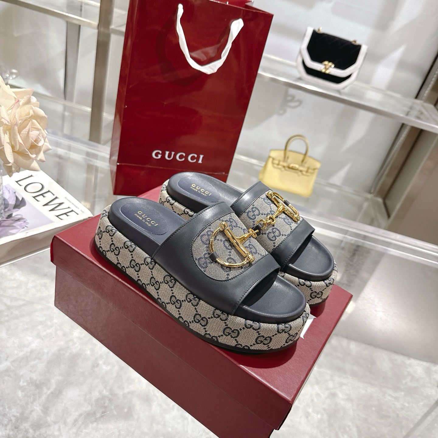 NO:263003,P New thick-soled sandals for women with spurs This ladies sandals featured with its signature horse toe buckle details and gold hardware. Made of high-quality leather, the design combines traditional inspiration with modern versatility to add a delicate touch to a warm-weather suit. Dark blue cowhide sheepskin inner gold hardware Original GG canvas decoration Spurs Rubber outsole Flat sole Made in Italy Size 36-44 sizes, slippers, sandals, slippers, cowhide, sheepskin19860909P 带有马刺的女士新款厚底凉拖鞋 这款女士凉鞋以其标志性的马头扣细节和金色五金为特色.采用优质皮革制成,设计将传统灵感与现代多功能性相结合,为温暖天气的套装增添精致触感. 深蓝色牛皮面 羊皮内里 金色五金 原始GG帆布装饰 马刺 橡胶大底 平底 意大利制造 码数36～44码,拖鞋,sandals,slippers,cowhide,sheepskin,Women's Shoes