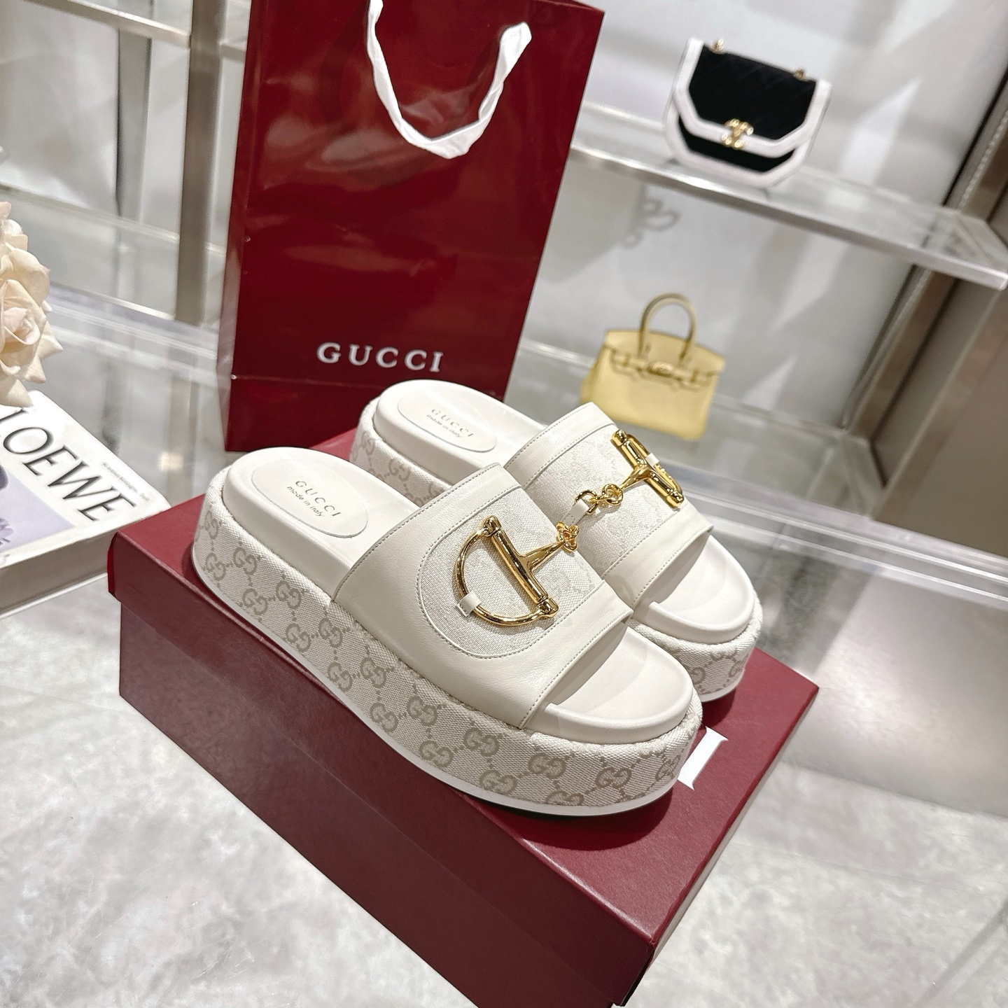 NO:264895,Gucci 25 new summer products!  New thick-soled sandals for women with spurs This ladies sandals feature their signature horse toe buckle details and gold hardware. Made of high-quality leather, the design combines traditional inspiration with modern versatility to add a delicate touch to a warm-weather suit. Black cowhide sheepskin inner gold hardware Original GG canvas decoration Spurs Rubber outsole Flat sole Made in Italy Size 36-44 sizes, slippers, gucci, sandals, slippers, cowhide, sheepskin19860909Gucci 古奇 25夏季新品！带有马刺的女士新款厚底凉拖鞋 这款女士凉鞋以其标志性的马头扣细节和金色五金为特色.采用优质皮革制成,设计将传统灵感与现代多功能性相结合,为温暖天气的套装增添精致触感. 黑色牛皮面 羊皮内里 金色五金 原始GG帆布装饰 马刺 橡胶大底 平底 意大利制造 码数36～44码,拖鞋,gucci,sandals,slippers,cowhide,sheepskin,Women's Shoes