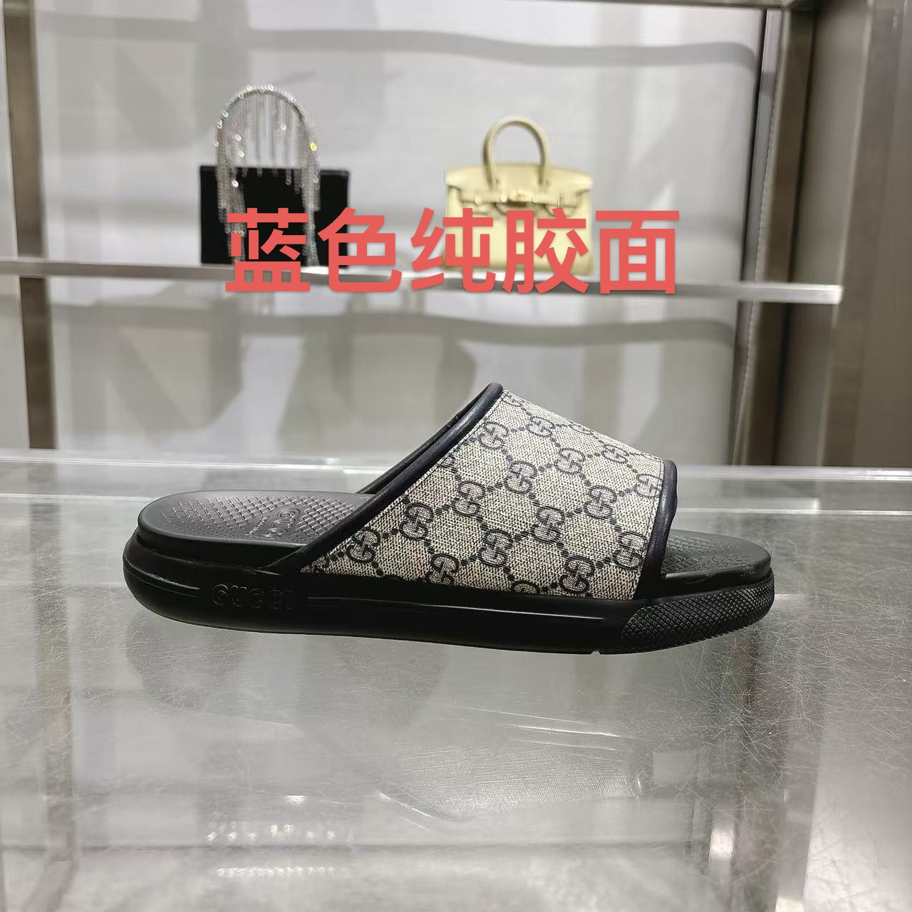 NO:346235,Real price New summer men's one-foot sandals This item is inspired by the summer spirit and beach club on the Italian coast, and is part of Gucci Lido. The early autumn series reinterprets the brand's signature elements and exquisite patterns in a modern way. This flat sandal is made of black rubber and has a one-foot design, reinterpreting the brand's unique green and red webbing design. GG gold upper Men's Molded rubber footbed Gucci logo Flat Made in Italy Size 40-47 for men,,,gucci,gucci,sandals,slippers19860909实价 夏季新款男款一脚蹬凉拖鞋 该单品的灵感源自意大利海岸的夏季精神和海滩俱乐部,是 Gucci Lido 的一部分.早秋系列以现代方式重新诠释品牌的标志性元素和精致图案.这款平底凉鞋采用黑色橡胶制成,采用一脚蹬设计,重新诠释了品牌独特的绿红织带设计. GG金典款鞋面 男士 模压橡胶鞋床 古驰标志 平坦的 意大利制造 码数男款40～47码,,,gucci,gucci,sandals,slippers,Men's shoes