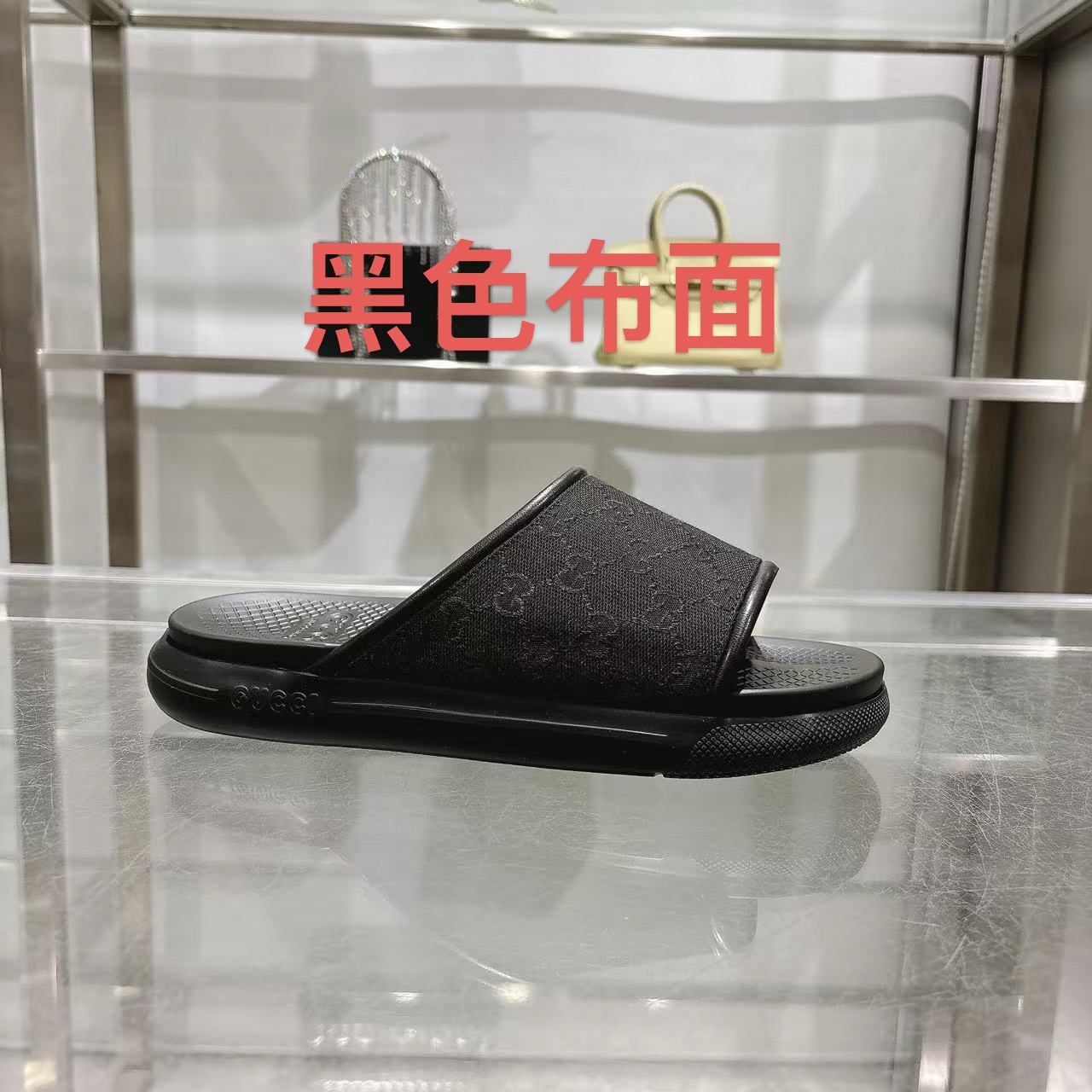 NO:386099,New summer men's one-foot sandals This item is inspired by the summer spirit and beach club on the Italian coast, and is part of Gucci Lido. The early autumn series reinterprets the brand's signature elements and exquisite patterns in a modern way. This flat sandal is made of black rubber and has a one-foot design, reinterpreting the brand's unique green and red webbing design. GG gold upper Men's Molded rubber footbed Gucci logo Flat Made in Italy Size 40-47 for men, Slippers, gucci, gucci, sandals, slippers19860909夏季新款男款一脚蹬凉拖鞋 该单品的灵感源自意大利海岸的夏季精神和海滩俱乐部,是 Gucci Lido 的一部分.早秋系列以现代方式重新诠释品牌的标志性元素和精致图案.这款平底凉鞋采用黑色橡胶制成,采用一脚蹬设计,重新诠释了品牌独特的绿红织带设计. GG金典款鞋面 男士 模压橡胶鞋床 古驰标志 平坦的 意大利制造 码数男款40～47码,,拖鞋,gucci,gucci,sandals,slippers,Women's Shoes