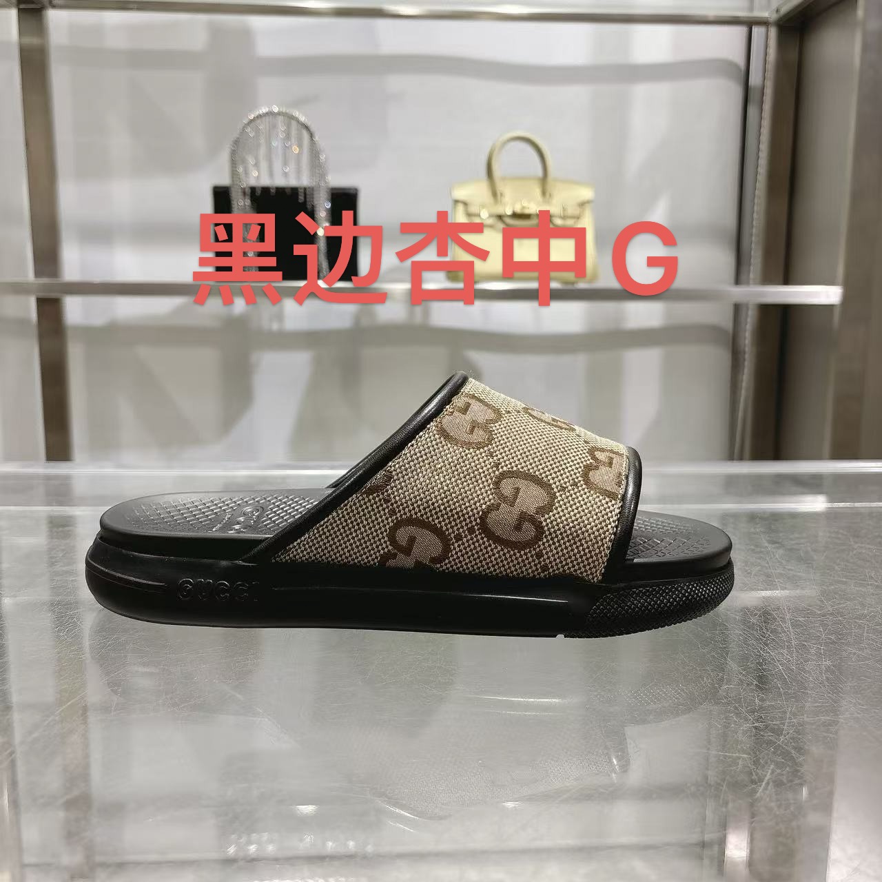 NO:386080,New summer men's one-foot sandals This item is inspired by the summer spirit and beach club on the Italian coast, and is part of Gucci Lido. The early autumn series reinterprets the brand's signature elements and exquisite patterns in a modern way. This flat sandal is made of black rubber and has a one-foot design, reinterpreting the brand's unique green and red webbing design. GG gold upper Men's Molded rubber footbed Gucci logo Flat Made in Italy Size 40-47 for men, Slippers, gucci, gucci, sandals, slippers19860909夏季新款男款一脚蹬凉拖鞋 该单品的灵感源自意大利海岸的夏季精神和海滩俱乐部,是 Gucci Lido 的一部分.早秋系列以现代方式重新诠释品牌的标志性元素和精致图案.这款平底凉鞋采用黑色橡胶制成,采用一脚蹬设计,重新诠释了品牌独特的绿红织带设计. GG金典款鞋面 男士 模压橡胶鞋床 古驰标志 平坦的 意大利制造 码数男款40～47码,,拖鞋,gucci,gucci,sandals,slippers,Women's Shoes