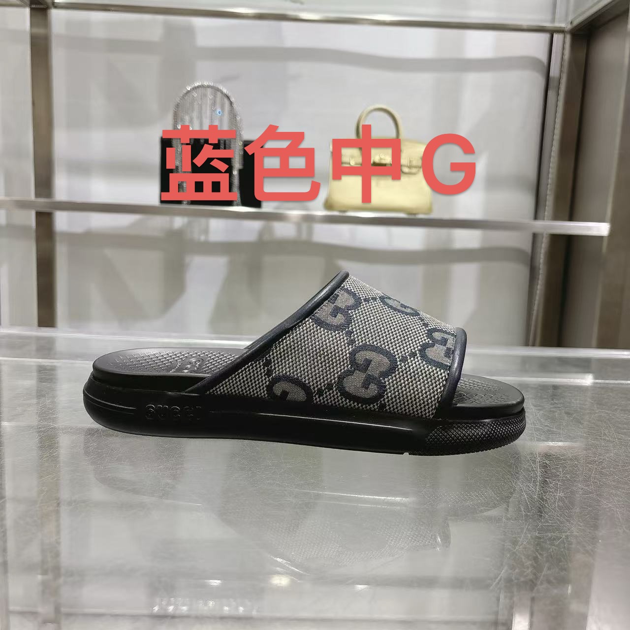 NO:386069,New summer men's one-foot sandals This item is inspired by the summer spirit and beach club on the Italian coast, and is part of Gucci Lido. The early autumn series reinterprets the brand's signature elements and exquisite patterns in a modern way. This flat sandal is made of black rubber and has a one-foot design, reinterpreting the brand's unique green and red webbing design. GG gold upper Men's Molded rubber footbed Gucci logo Flat Made in Italy Size 40-47 for men, Slippers, gucci, gucci, sandals, slippers19860909夏季新款男款一脚蹬凉拖鞋 该单品的灵感源自意大利海岸的夏季精神和海滩俱乐部,是 Gucci Lido 的一部分.早秋系列以现代方式重新诠释品牌的标志性元素和精致图案.这款平底凉鞋采用黑色橡胶制成,采用一脚蹬设计,重新诠释了品牌独特的绿红织带设计. GG金典款鞋面 男士 模压橡胶鞋床 古驰标志 平坦的 意大利制造 码数男款40～47码,,拖鞋,gucci,gucci,sandals,slippers,Women's Shoes