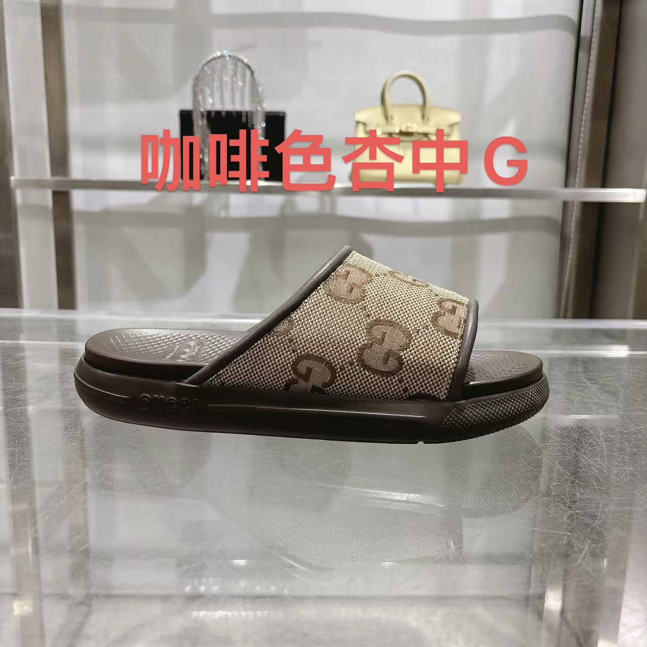 NO:386088,New summer men's one-foot sandals This item is inspired by the summer spirit and beach club on the Italian coast, and is part of Gucci Lido. The early autumn series reinterprets the brand's signature elements and exquisite patterns in a modern way. This flat sandal is made of black rubber and has a one-foot design, reinterpreting the brand's unique green and red webbing design. GG gold upper Men's Molded rubber footbed Gucci logo Flat Made in Italy Size 40-47 for men, Slippers, gucci, gucci, sandals, slippers19860909夏季新款男款一脚蹬凉拖鞋 该单品的灵感源自意大利海岸的夏季精神和海滩俱乐部,是 Gucci Lido 的一部分.早秋系列以现代方式重新诠释品牌的标志性元素和精致图案.这款平底凉鞋采用黑色橡胶制成,采用一脚蹬设计,重新诠释了品牌独特的绿红织带设计. GG金典款鞋面 男士 模压橡胶鞋床 古驰标志 平坦的 意大利制造 码数男款40～47码,,拖鞋,gucci,gucci,sandals,slippers,Women's Shoes