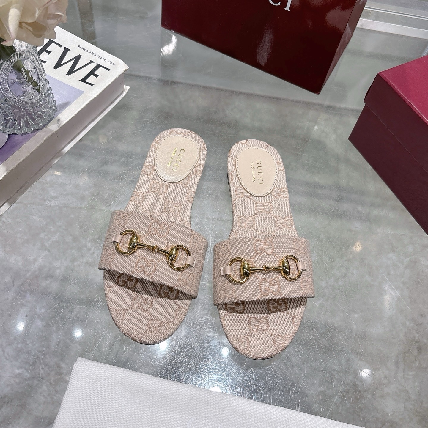 NO:386083,New Horse Bed Women's Beach Sandals This sandal is defined by light gold horse head details and is made of GG canvas. It combines exquisite materials with the heritage theme to add a delicate touch to a warm weather suit. Honey pink GG canvas Light gold hardware accessories Spurs Rubber soles Flat Sole Made in Italy Size 36~42 sizes, slippers, sandals, slippers19860909新款马衔扣女士沙滩凉拖鞋 这款凉鞋由浅金色马头细节定义,采用GG帆布制作,将精致的材料与传承主题相结合,为温暖天气的套装增添精致触感. 蜜粉色GG帆布 浅金色五金配件 马刺 橡胶鞋底 平底 意大利制造 码数 36～42 码,拖鞋,sandals,slippers,Women's Shoes