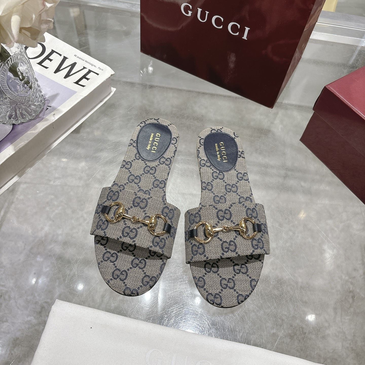 NO:386064,New Horse Bed Women's Beach Sandals This sandal is defined by light gold horse head details and is made of GG canvas. It combines exquisite materials with the heritage theme to add a delicate touch to a warm weather suit. Dark blue GG canvas Light gold hardware accessories Spurs Rubber soles Flat Sole Made in Italy Size 36~42 sizes, slippers, sandals, slippers19860909新款马衔扣女士沙滩凉拖鞋 这款凉鞋由浅金色马头细节定义,采用GG帆布制作,将精致的材料与传承主题相结合,为温暖天气的套装增添精致触感. 深蓝色GG帆布 浅金色五金配件 马刺 橡胶鞋底 平底 意大利制造 码数 36～42 码,拖鞋,sandals,slippers,Women's Shoes