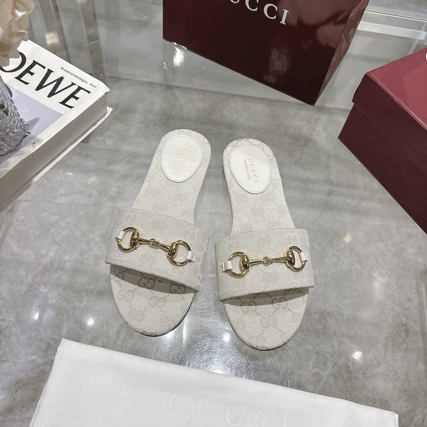 NO:386103,New Horse Bed Women's Beach Sandals This sandal is defined by light gold horse head details and is made of GG canvas, combining exquisite materials with heritage themes to add a delicate touch to a warm weather suit. Off-white GG canvas Light gold hardware accessories Spurs Rubber soles Flat Sole Made in Italy Size 36~42 sizes, slippers, sandals, slippers19860909新款马衔扣女士沙滩凉拖鞋 这款凉鞋由浅金色马头细节定义,采用GG帆布制作,将精致的材料与传承主题相结合,为温暖天气的套装增添精致触感. 米白色GG帆布 浅金色五金配件 马刺 橡胶鞋底 平底 意大利制造 码数 36～42 码,拖鞋,sandals,slippers,Women's Shoes