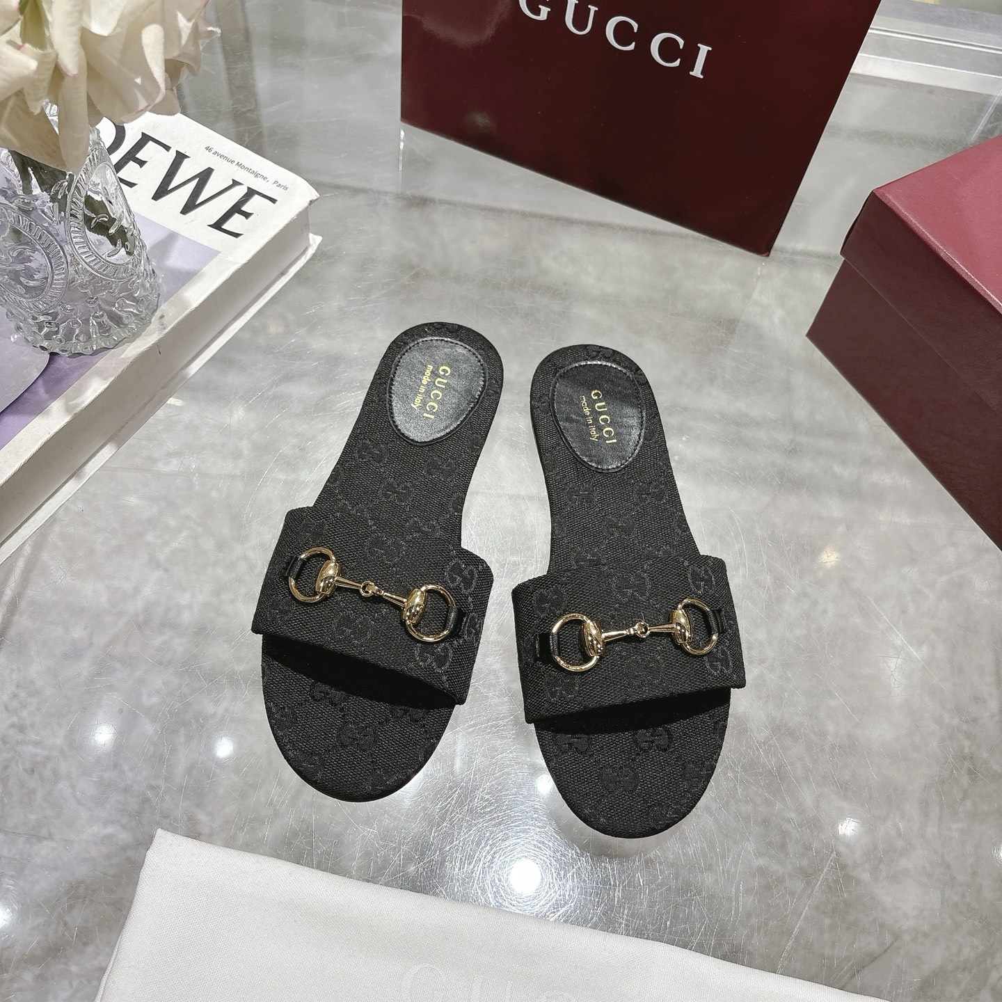 NO:386055,New Horse Bed Women's Beach Sandals This sandal is defined by light gold horse head details and is made of GG canvas, combining exquisite materials with heritage themes to add a delicate touch to a warm weather suit. Black GG canvas Light gold hardware accessories Spurs Rubber soles Flat Sole Made in Italy Size 36~42 sizes, slippers, sandals, slippers19860909新款马衔扣女士沙滩凉拖鞋 这款凉鞋由浅金色马头细节定义,采用GG帆布制作,将精致的材料与传承主题相结合,为温暖天气的套装增添精致触感. 黑色GG帆布 浅金色五金配件 马刺 橡胶鞋底 平底 意大利制造 码数 36～42 码,拖鞋,sandals,slippers,Women's Shoes