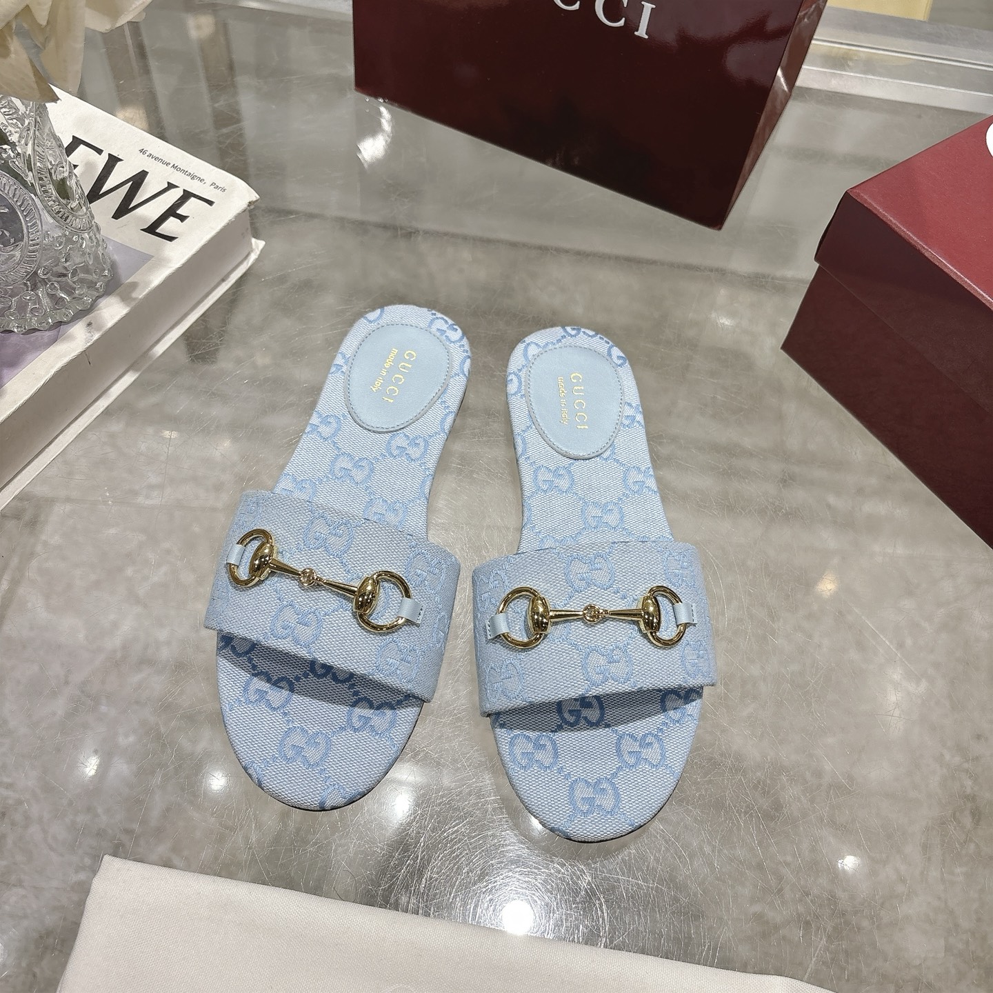 NO:386094,New Horse Bed Women's Beach Sandals This sandal is defined by light gold horse head details and is made of GG canvas, combining exquisite materials with heritage themes to add a delicate touch to a warm weather suit. Blue GG canvas Light gold hardware accessories Spurs Rubber soles Flat Sole Made in Italy Size 36~42 sizes, slippers, sandals, slippers19860909新款马衔扣女士沙滩凉拖鞋 这款凉鞋由浅金色马头细节定义,采用GG帆布制作,将精致的材料与传承主题相结合,为温暖天气的套装增添精致触感. 兰色GG帆布 浅金色五金配件 马刺 橡胶鞋底 平底 意大利制造 码数 36～42 码,拖鞋,sandals,slippers,Women's Shoes