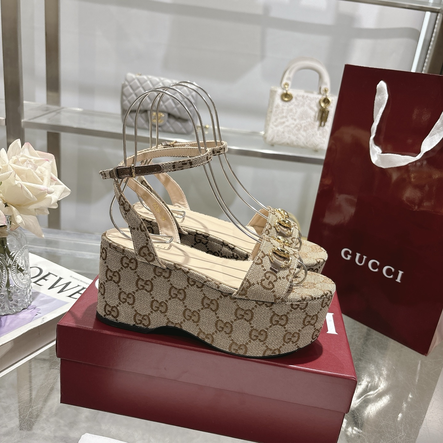 NO:386154,Latest hit women's horsebit flat mid-heel platform sandals The iconic horsebit defines this pair of leather sandals. The leather sole and adjustable ankle closure design perfect the style and enhances its modern spirit. Beige and ebony GG canvas Women's Light Gold Hardware Accessories Sheepskin Inner Spurs Leather Sole Adjustable buckle closure Medium Heel Heel Made in Italy Size 36-42 Sizes, Sandals, sandals, sheepskin19860909最新爆款女式马衔扣平底中跟防水台凉鞋 标志性的马衔扣定义了这一双皮凉鞋.皮革鞋底和可调节的踝部闭合设计完善了风格,增强了其现代精神. 米色和乌木 GG 帆布 女式 浅金色五金配件 羊皮内里 马刺 皮革鞋底 可调节的搭扣闭合 中跟 高度2.9英寸 意大利制造 码数 36～42 码,凉鞋,sandals,sheepskin,Women's Shoes