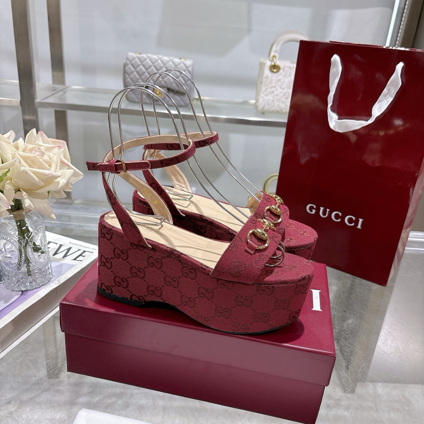 NO:386132,Latest popular women's horsebit flat mid-heel waterproof sandals The iconic horsebit defines this pair of leather sandals. The leather sole and adjustable ankle closure design perfect the style and enhances its modern spirit. Burgundy GG Canvas Women's Light Gold Hardware Accessories Sheepskin Inner Spurs Leather Sole Adjustable buckle closure Medium Heel Heel Heel Made in Italy Size 36-42 Sizes, Sandals, sandals, sheepskin19860909最新爆款女式马衔扣平底中跟防水台凉鞋 标志性的马衔扣定义了这一双皮凉鞋.皮革鞋底和可调节的踝部闭合设计完善了风格,增强了其现代精神. 酒红色 GG 帆布 女式 浅金色五金配件 羊皮内里 马刺 皮革鞋底 可调节的搭扣闭合 中跟 高度2.9英寸 意大利制造 码数 36～42 码,凉鞋,sandals,sheepskin,Women's Shoes