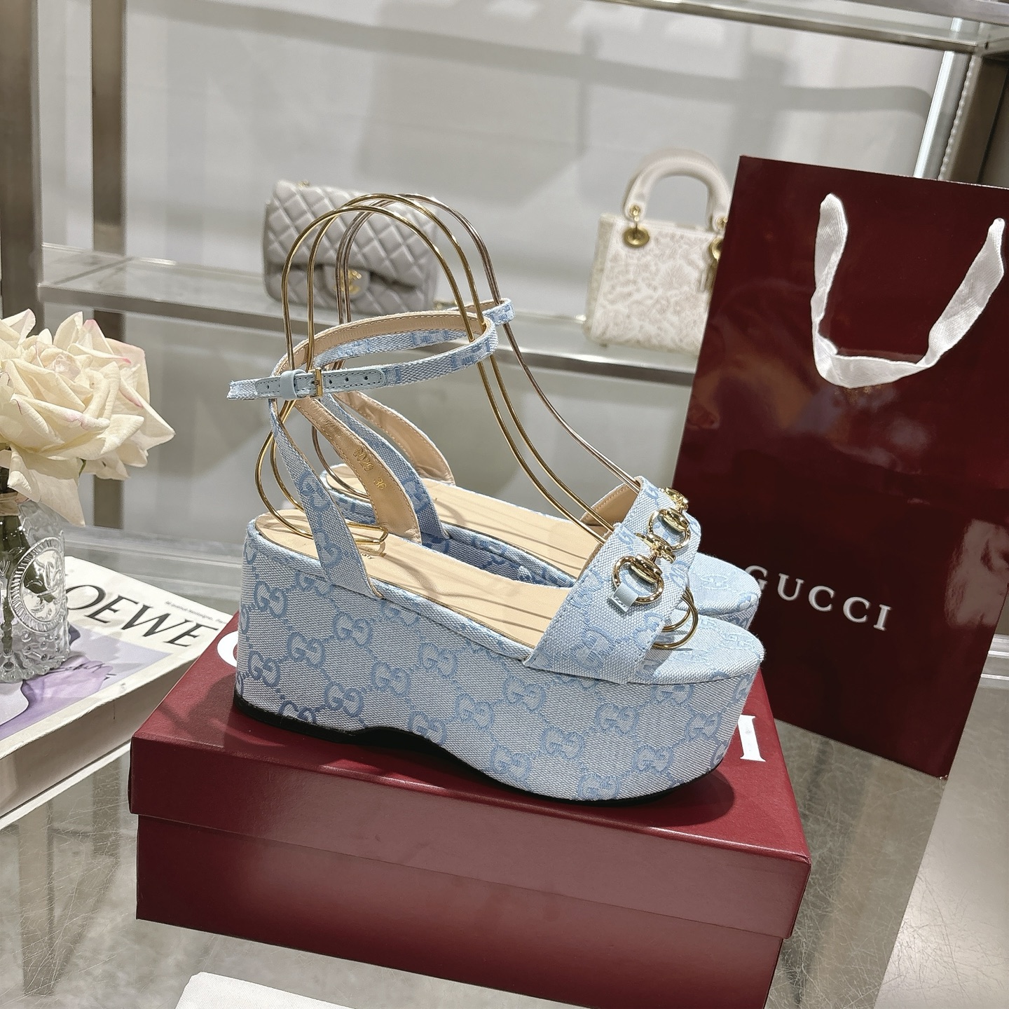 NO:386139,Latest popular women's horsebit flat mid-heel waterproof sandals The iconic horsebit defines this pair of leather sandals. The leather sole and adjustable ankle closure design perfect the style and enhance its modern spirit. Honey Pink GG Canvas Women's Light Gold Hardware Accessories Sheepskin Inner Spurs Leather Sole Adjustable buckle closure Medium Heel Heel Heel Made in Italy Size 36-42 Sizes, Sandals, sandals, sheepskin19860909最新爆款女式马衔扣平底中跟防水台凉鞋 标志性的马衔扣定义了这一双皮凉鞋.皮革鞋底和可调节的踝部闭合设计完善了风格,增强了其现代精神. 蜜粉色 GG 帆布 女式 浅金色五金配件 羊皮内里 马刺 皮革鞋底 可调节的搭扣闭合 中跟 高度2.9英寸 意大利制造 码数 36～42 码,凉鞋,sandals,sheepskin,Women's Shoes