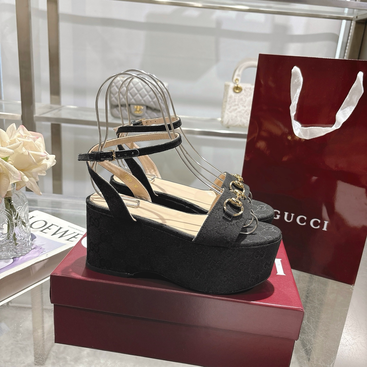 NO:386112,Latest popular women's horsebit flat mid-heel platform sandals The iconic horsebit defines this pair of leather sandals. The leather sole and adjustable ankle closure design perfect the style and enhances its modern spirit. Black GG canvas Women's light gold hardware accessories Sheepskin lining Spurs leather sole Adjustable buckle closure Medium heel Heel height 2.9 inches Made in Italy Size 36-42 sizes, sandals, sandals, sheepskin19860909最新爆款女式马衔扣平底中跟防水台凉鞋 标志性的马衔扣定义了这一双皮凉鞋.皮革鞋底和可调节的踝部闭合设计完善了风格,增强了其现代精神. 黑色 GG 帆布 女式 浅金色五金配件 羊皮内里 马刺 皮革鞋底 可调节的搭扣闭合 中跟 高度2.9英寸 意大利制造 码数 36～42 码,凉鞋,sandals,sheepskin,Women's Shoes