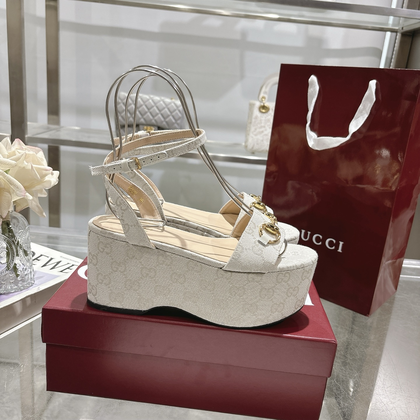 NO:386146,Latest popular women's horsebit flat mid-heel platform sandals The iconic horsebit defines this pair of leather sandals. The leather sole and adjustable ankle closure design perfect the style and enhances its modern spirit. Off-white GG canvas Women's light gold hardware accessories Sheepskin lining Spurs leather sole Adjustable buckle closure Medium heel Heel height 2.9 inches Made in Italy Size 36-42 sizes, sandals, sandals, sheepskin19860909最新爆款女式马衔扣平底中跟防水台凉鞋 标志性的马衔扣定义了这一双皮凉鞋.皮革鞋底和可调节的踝部闭合设计完善了风格,增强了其现代精神. 米白色 GG 帆布 女式 浅金色五金配件 羊皮内里 马刺 皮革鞋底 可调节的搭扣闭合 中跟 高度2.9英寸 意大利制造 码数 36～42 码,凉鞋,sandals,sheepskin,Women's Shoes