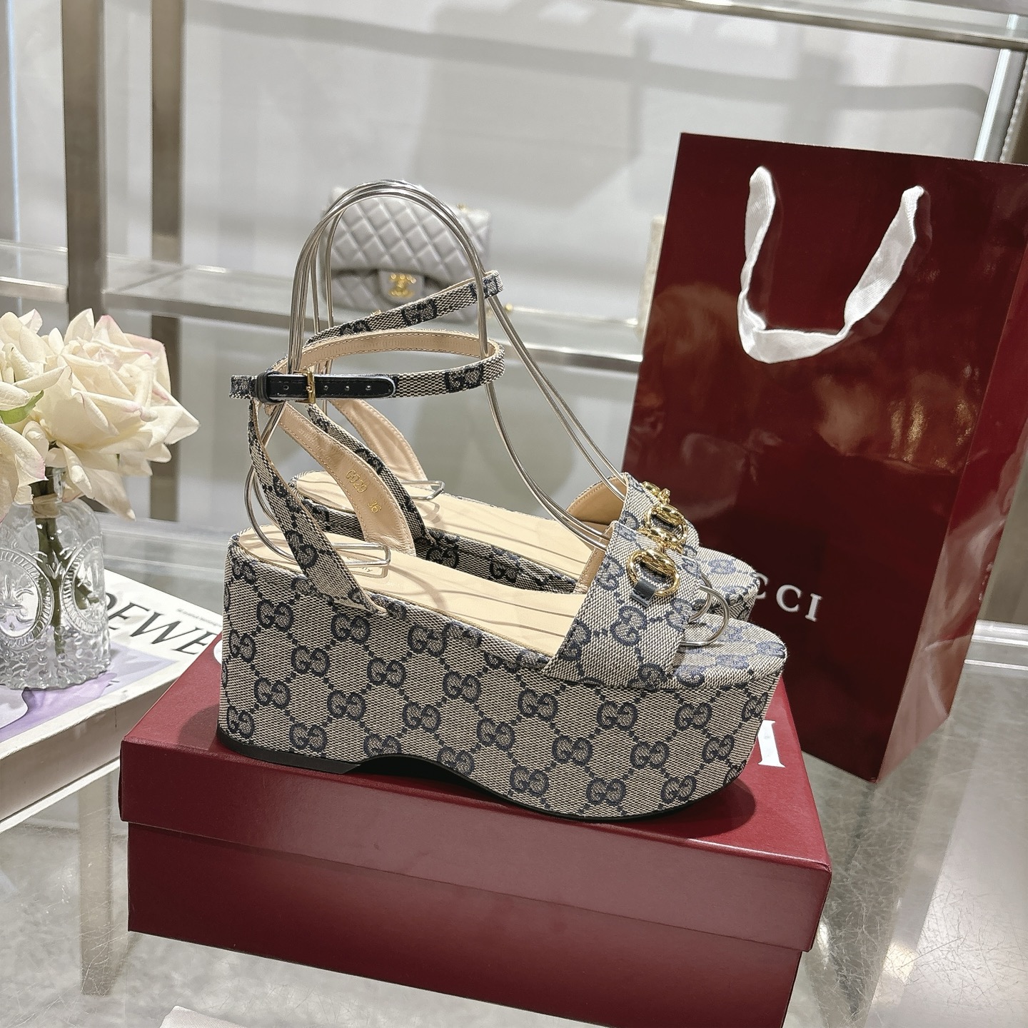 NO:386121,Latest popular women's horsebit flat mid-heel platform sandals The iconic horsebit defines this pair of leather sandals. The leather sole and adjustable ankle closure design perfect the style and enhance its modern spirit. Dark blue GG canvas Women's light gold hardware accessories Sheepskin lining Spurs leather sole Adjustable buckle closure Medium heel Heel height 2.9 inches Made in Italy Size 36-42 sizes, sandals, sandals, sheepskin19860909最新爆款女式马衔扣平底中跟防水台凉鞋 标志性的马衔扣定义了这一双皮凉鞋.皮革鞋底和可调节的踝部闭合设计完善了风格,增强了其现代精神. 深蓝色 GG 帆布 女式 浅金色五金配件 羊皮内里 马刺 皮革鞋底 可调节的搭扣闭合 中跟 高度2.9英寸 意大利制造 码数 36～42 码,凉鞋,sandals,sheepskin,Women's Shoes