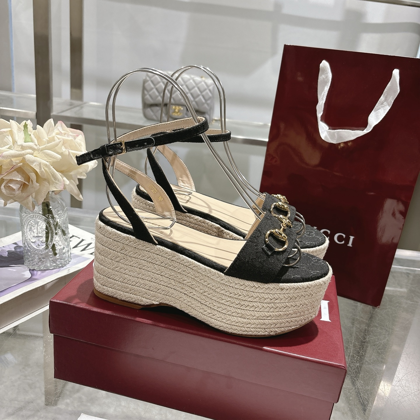 NO:386161,The latest hit women's horsebit flat mid-heel platform sandals This design combines the essence of tradition and modernity and shows the brand's signature craftsmanship. With the original GG canvas design, this timeless work celebrates Gucci's style in a unique style. The contour of the classic canvas shoe is enhanced by polishing Horsebit details. Black GG canvas Women's Light Gold Hardware Accessories Sheepskin Inner Spurs Flat Platform with Cover Adjustable Ankle Strap with Buckling Midheel Heel Heel Heel 2.9 inches Size 36-42 Sizes, Sandals, gucci, sandals, sheepskin19860909最新爆款女式马衔扣平底中跟防水台凉鞋 这款设计融合了传统与现代的精髓,展示了品牌的标志性工艺.采用原始的GG帆布设计,这款永恒的作品以独特的风格庆祝古驰的风格.经典的帆布鞋轮廓通过抛光Horsebit细节得到提升. 黑色GG帆布 女式 浅金色五金配件 羊皮内里 马刺 带盖的扁平平台 带搭扣的可调节踝带 中跟 高度2.9英寸 码数 36码～42码,凉鞋,gucci,sandals,sheepskin,Women's Shoes