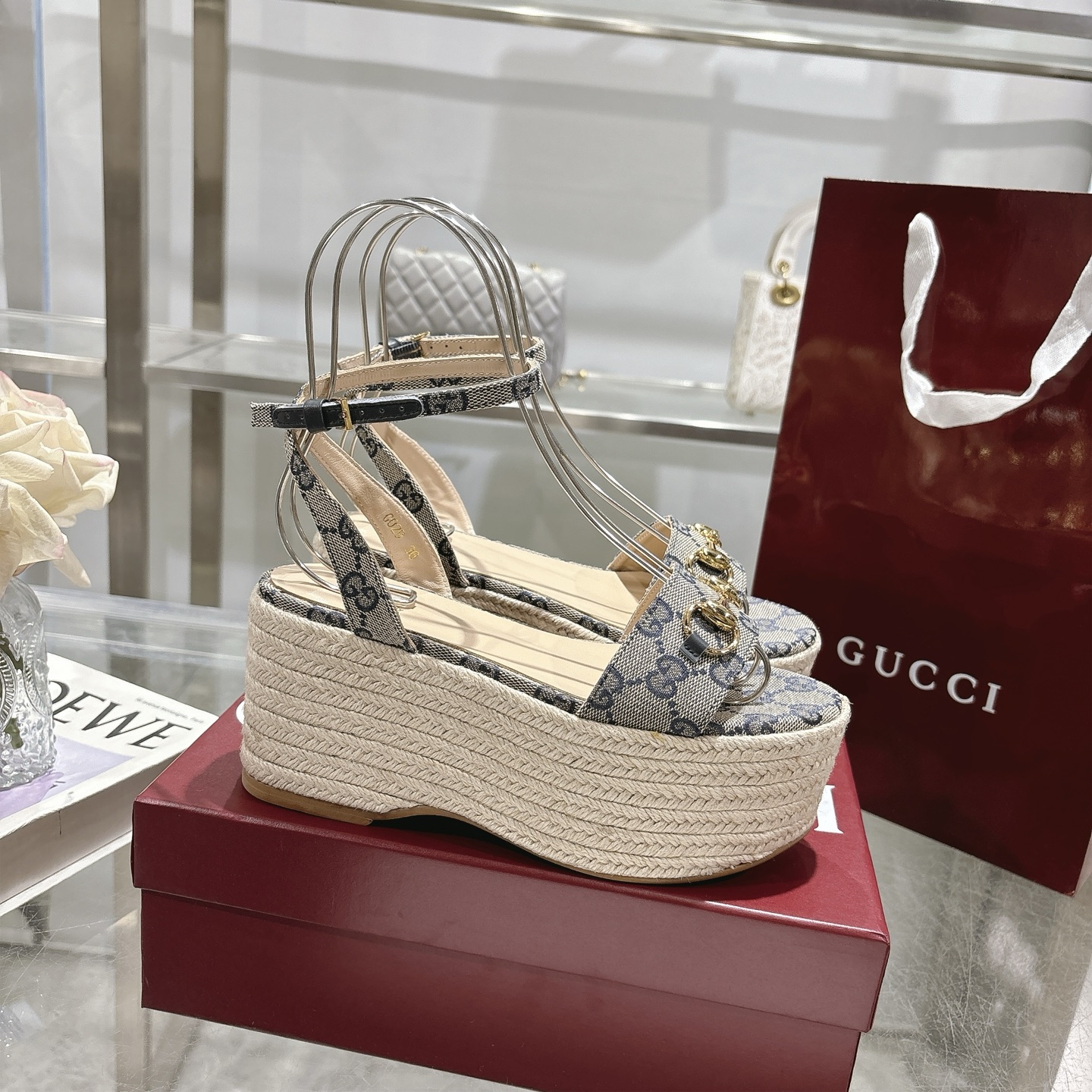 NO:386167,The latest hit women's horse-bit flat mid-heeled platform sandals This design combines the essence of tradition and modernity and demonstrates the brand's signature craftsmanship. With the original GG canvas design, this timeless work celebrates Gucci's style in a unique style. The contour of the classic canvas shoe is enhanced by polishing Horsebit details. Dark blue GG canvas Women's Light Gold Hardware Accessories Sheepskin Inner Spurs Flat Platform with Cover Adjustable Ankle Strap with Closure Midheel Heel Heel Heel 2.9 inches Size 36-42 Sizes, Sandals, gucci, sandals, sheepskin19860909最新爆款女式马衔扣平底中跟防水台凉鞋 这款设计融合了传统与现代的精髓,展示了品牌的标志性工艺.采用原始的GG帆布设计,这款永恒的作品以独特的风格庆祝古驰的风格.经典的帆布鞋轮廓通过抛光Horsebit细节得到提升. 深蓝色GG帆布 女式 浅金色五金配件 羊皮内里 马刺 带盖的扁平平台 带搭扣的可调节踝带 中跟 高度2.9英寸 码数 36码～42码,凉鞋,gucci,sandals,sheepskin,Women's Shoes