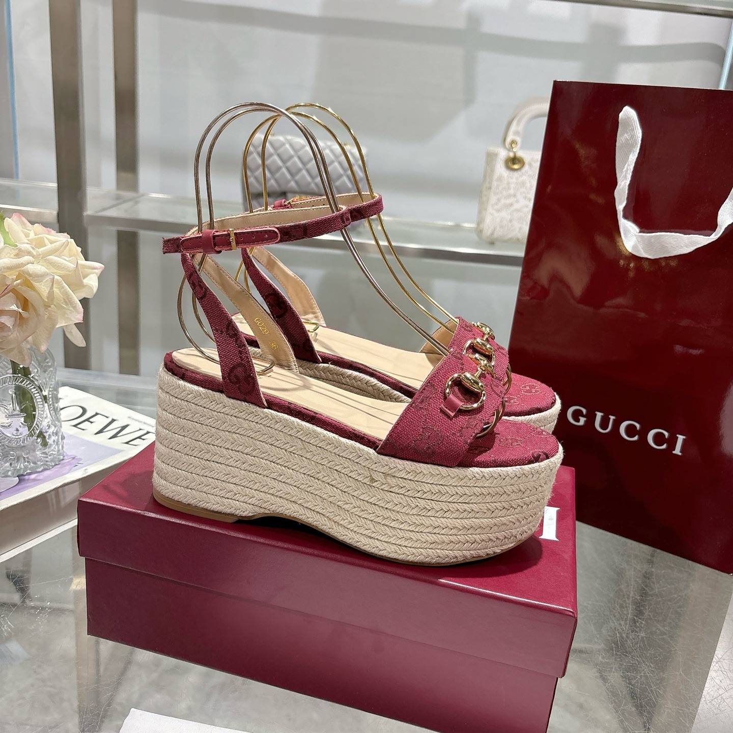 NO:386172,The latest hit women's horse-bit flat mid-heeled platform sandals This design combines the essence of tradition and modernity and shows the brand's signature craftsmanship. With the original GG canvas design, this timeless work celebrates Gucci's style in a unique style. The contour of the classic canvas shoe is enhanced by polishing Horsebit details. Burgundy GG canvas Women's Light Gold Hardware Accessories Sheepskin Inner Spurs Flat Platform with Cover Adjustable Ankle Strap with Buckling Midheel Heel Heel Heel 2.9 inches Size 36-42 Sizes, Sandals, gucci, sandals, sheepskin19860909最新爆款女式马衔扣平底中跟防水台凉鞋 这款设计融合了传统与现代的精髓,展示了品牌的标志性工艺.采用原始的GG帆布设计,这款永恒的作品以独特的风格庆祝古驰的风格.经典的帆布鞋轮廓通过抛光Horsebit细节得到提升. 酒红色GG帆布 女式 浅金色五金配件 羊皮内里 马刺 带盖的扁平平台 带搭扣的可调节踝带 中跟 高度2.9英寸 码数 36码～42码,凉鞋,gucci,sandals,sheepskin,Women's Shoes