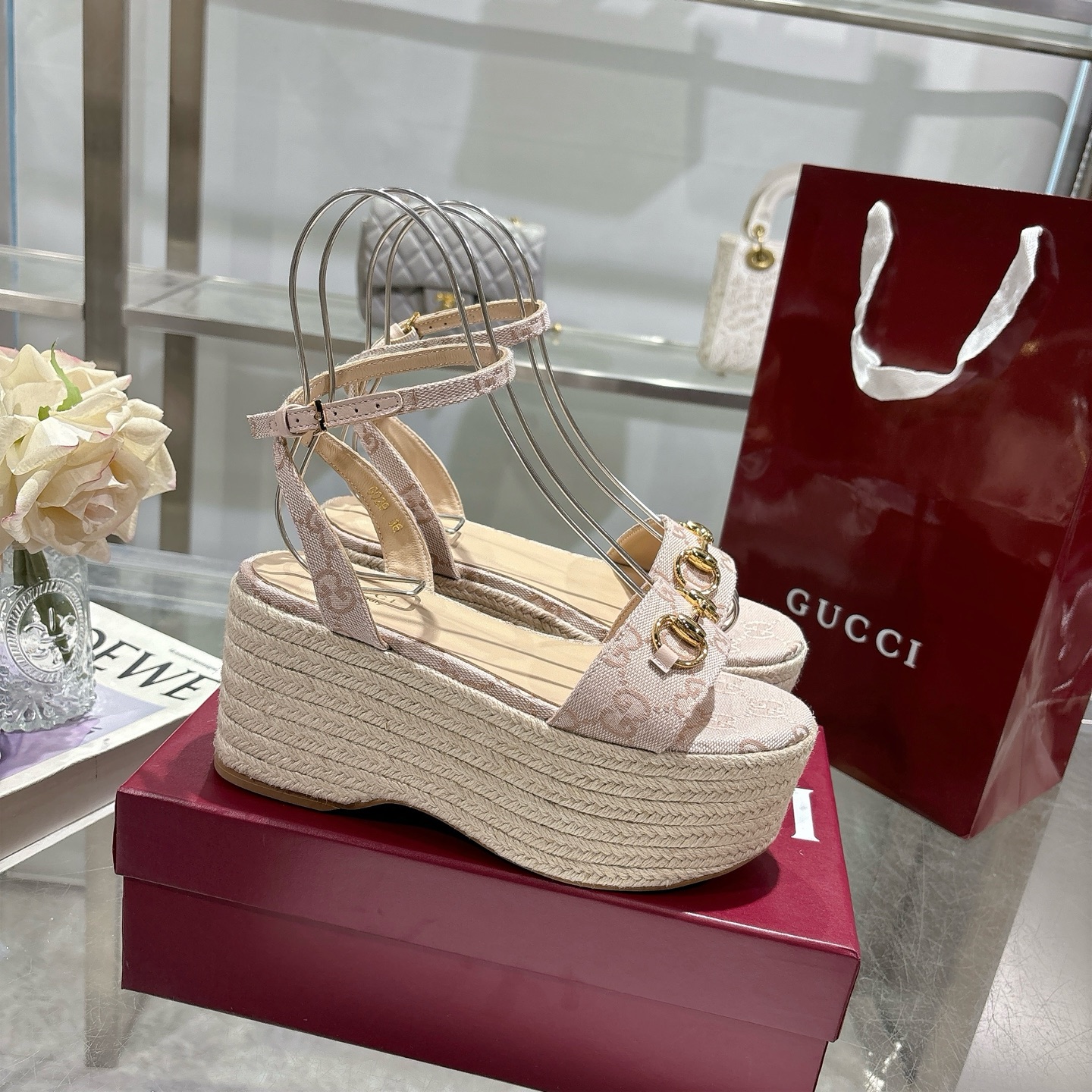 NO:386179,The latest hit women's horse-bit flat mid-heeled platform sandals This design combines the essence of tradition and modernity and shows the brand's signature craftsmanship. With the original GG canvas design, this timeless work celebrates Gucci's style in a unique style. The contour of the classic canvas shoe is enhanced by polishing Horsebit details. Honey pink GG canvas Women's light gold hardware accessories Sheepskin lid flat platform with cover Adjustable ankle strap with buckle Midheel Heel Heel Heel 2.9 inches Size 36-42 sizes, sandals, gucci, sandals, sheepskin19860909最新爆款女式马衔扣平底中跟防水台凉鞋 这款设计融合了传统与现代的精髓,展示了品牌的标志性工艺.采用原始的GG帆布设计,这款永恒的作品以独特的风格庆祝古驰的风格.经典的帆布鞋轮廓通过抛光Horsebit细节得到提升. 蜜粉色GG帆布 女式 浅金色五金配件 羊皮内里 马刺 带盖的扁平平台 带搭扣的可调节踝带 中跟 高度2.9英寸 码数 36码～42码,凉鞋,gucci,sandals,sheepskin,Women's Shoes