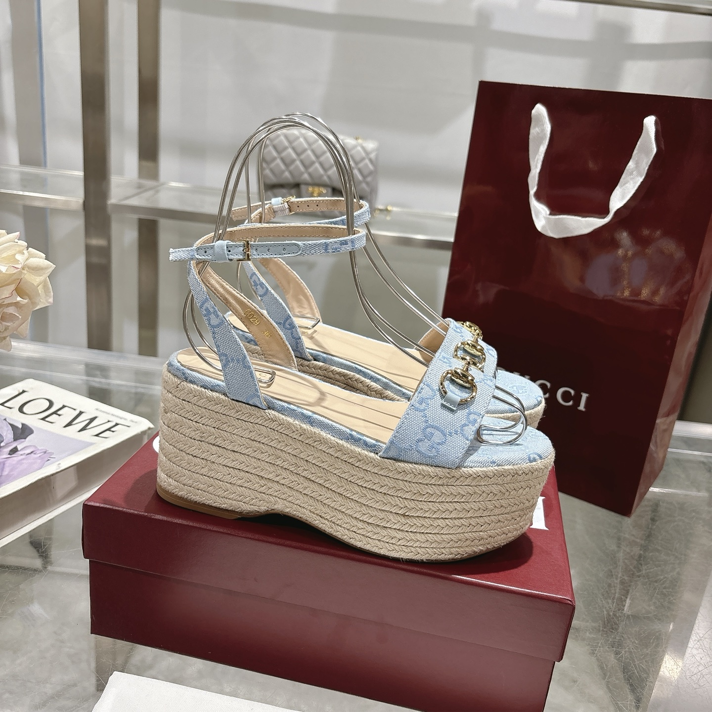 NO:386115,The latest hit women's horse-bit flat mid-heeled platform sandals This design combines the essence of tradition and modernity and shows the brand's signature craftsmanship. With the original GG canvas design, this timeless work celebrates Gucci's style in a unique style. The contour of the classic canvas shoe is enhanced by polishing Horsebit details. Blue GG canvas Women's Light Gold Hardware Accessories Sheepskin Inner Spurs Flat Platform with Cover Adjustable Ankle Strap with Buckling Midheel Heel Heel Heel 2.9 inches Size 36-42 Sizes, Sandals, gucci, sandals, sheepskin19860909最新爆款女式马衔扣平底中跟防水台凉鞋 这款设计融合了传统与现代的精髓,展示了品牌的标志性工艺.采用原始的GG帆布设计,这款永恒的作品以独特的风格庆祝古驰的风格.经典的帆布鞋轮廓通过抛光Horsebit细节得到提升. 兰色GG帆布 女式 浅金色五金配件 羊皮内里 马刺 带盖的扁平平台 带搭扣的可调节踝带 中跟 高度2.9英寸 码数 36码～42码,凉鞋,gucci,sandals,sheepskin,Women's Shoes