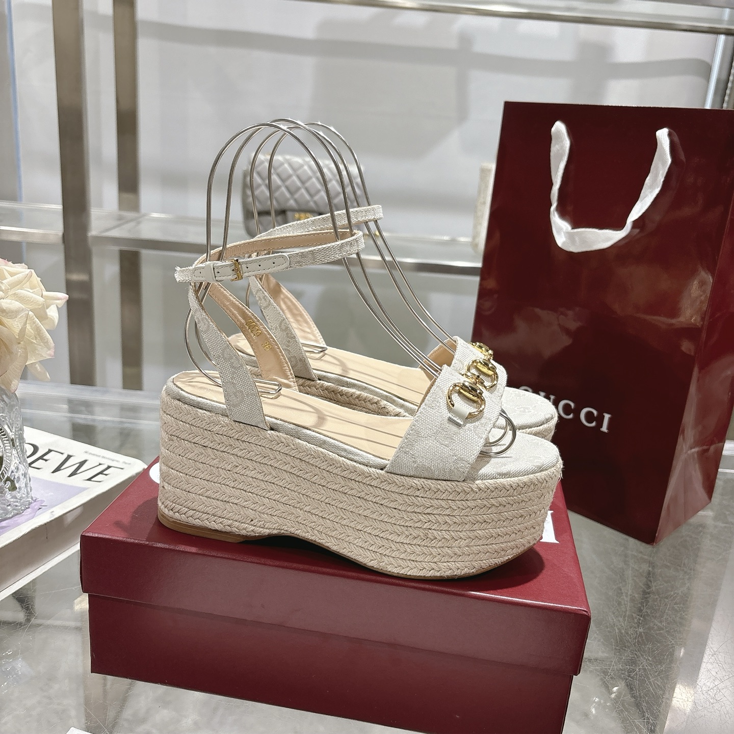 NO:386124,The latest hit women's horse-bit flat mid-heeled platform sandals This design combines the essence of tradition and modernity and shows the brand's signature craftsmanship. With the original GG canvas design, this timeless work celebrates Gucci's style in a unique style. The contour of the classic canvas shoe is enhanced by polishing Horsebit details. Off-white GG canvas women's light gold hardware accessories Sheepskin lid flat platform with cover Adjustable ankle strap with buckle Midheel Heel Heel Heel 2.9 inches Size 36-42 sizes, sandals, gucci, sandals, sheepskin19860909最新爆款女式马衔扣平底中跟防水台凉鞋 这款设计融合了传统与现代的精髓,展示了品牌的标志性工艺.采用原始的GG帆布设计,这款永恒的作品以独特的风格庆祝古驰的风格.经典的帆布鞋轮廓通过抛光Horsebit细节得到提升. 米白色GG帆布 女式 浅金色五金配件 羊皮内里 马刺 带盖的扁平平台 带搭扣的可调节踝带 中跟 高度2.9英寸 码数 36码～42码,凉鞋,gucci,sandals,sheepskin,Women's Shoes