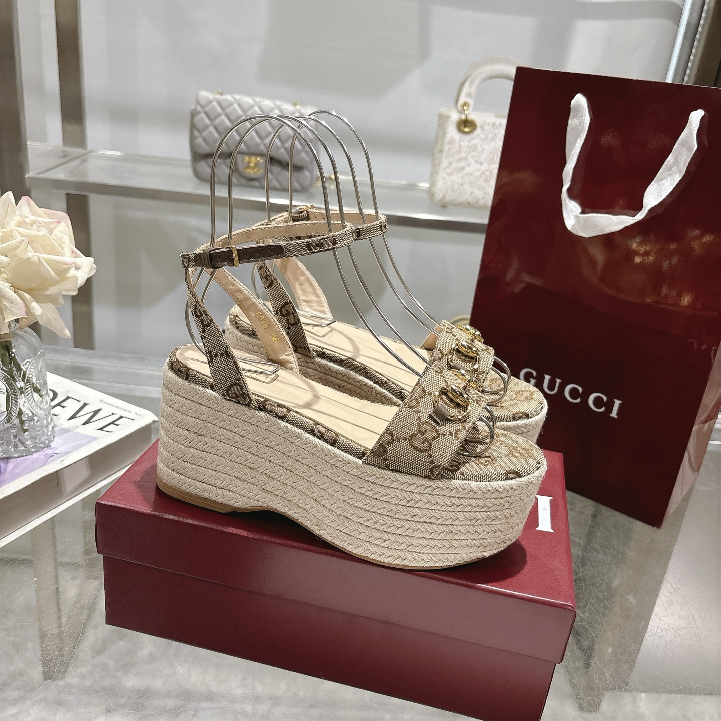 NO:386134,The latest hit women's horsebit flat mid-heel platform sandals This design combines the essence of tradition and modernity and shows the brand's signature craftsmanship. With the original GG canvas design, this timeless work celebrates Gucci's style in a unique style. The contour of the classic canvas shoe is enhanced by polishing Horsebit details. Beige and dark brown GG canvas Women's Light Gold Hardware Accessories Sheepskin Inner Spurs Flat Platform with Cover Adjustable Ankle Strap with Buckling Midheel Heel Heel Heel 2.9 inches Size 36-42 Sizes, Sandals, gucci, sandals, sheepskin19860909最新爆款女式马衔扣平底中跟防水台凉鞋 这款设计融合了传统与现代的精髓,展示了品牌的标志性工艺.采用原始的GG帆布设计,这款永恒的作品以独特的风格庆祝古驰的风格.经典的帆布鞋轮廓通过抛光Horsebit细节得到提升. 米色和深棕色GG帆布 女式 浅金色五金配件 羊皮内里 马刺 带盖的扁平平台 带搭扣的可调节踝带 中跟 高度2.9英寸 码数 36码～42码,凉鞋,gucci,sandals,sheepskin,Women's Shoes