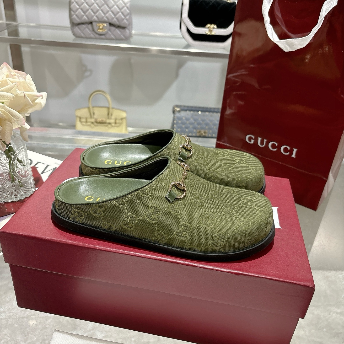 NO:390577,New horsebit women's naked foot slippers GG continues to use archival symbols in the early autumn 2025 series. Horsebit hardware is reminiscent of the brand's equestrian tradition, which appears on this pair of camel and dark green GG canvas mules. Dark green GG canvas dark brown leather decoration Gold hardware accessories Leather inner Horsebit round toe Rubber sole Flat sole Made in Italy Size: 36~42 sizes, semi-trailed, slippers19860909新款马衔扣女士裸脚拖鞋  GG在 2025 早秋系列中继续使用档案符号.Horsebit 硬件让人想起品牌的马术传统,出现在这双 camel 和深绿色 GG 帆布穆勒鞋上. 深绿色GG帆布 深棕色皮革装饰 金色五金配件 皮革内里 马衔扣 圆头 橡胶鞋底 平底 意大利制造 码数:36～42码,半拖,slippers,Women's Shoes