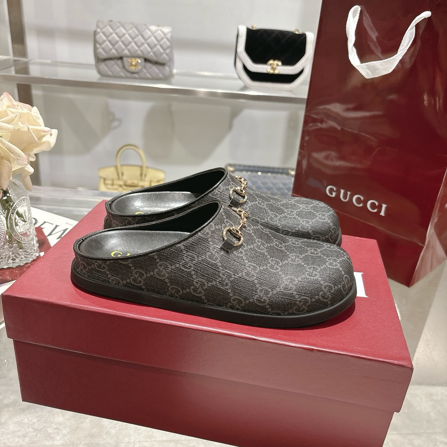 NO:390587,New horsebit women's naked foot slippers GG continues to use archive symbols in the early autumn 2025 series. Horsebit hardware is reminiscent of the brand's equestrian tradition, which appears on this pair of camel and black raw gum GG mules. Black raw gum GG face dark brown leather decoration Gold hardware accessories Leather inner horse bite round toe rubber sole Flat sole Made in Italy Size: 36~42 sizes, semi-trailed, slippers19860909新款马衔扣女士裸脚拖鞋  GG在 2025 早秋系列中继续使用档案符号.Horsebit 硬件让人想起品牌的马术传统,出现在这双 camel 和黑色原胶 GG 穆勒鞋上. 黑色原胶GG面 深棕色皮革装饰 金色五金配件 皮革内里 马衔扣 圆头 橡胶鞋底 平底 意大利制造 码数:36～42码,半拖,slippers,Women's Shoes