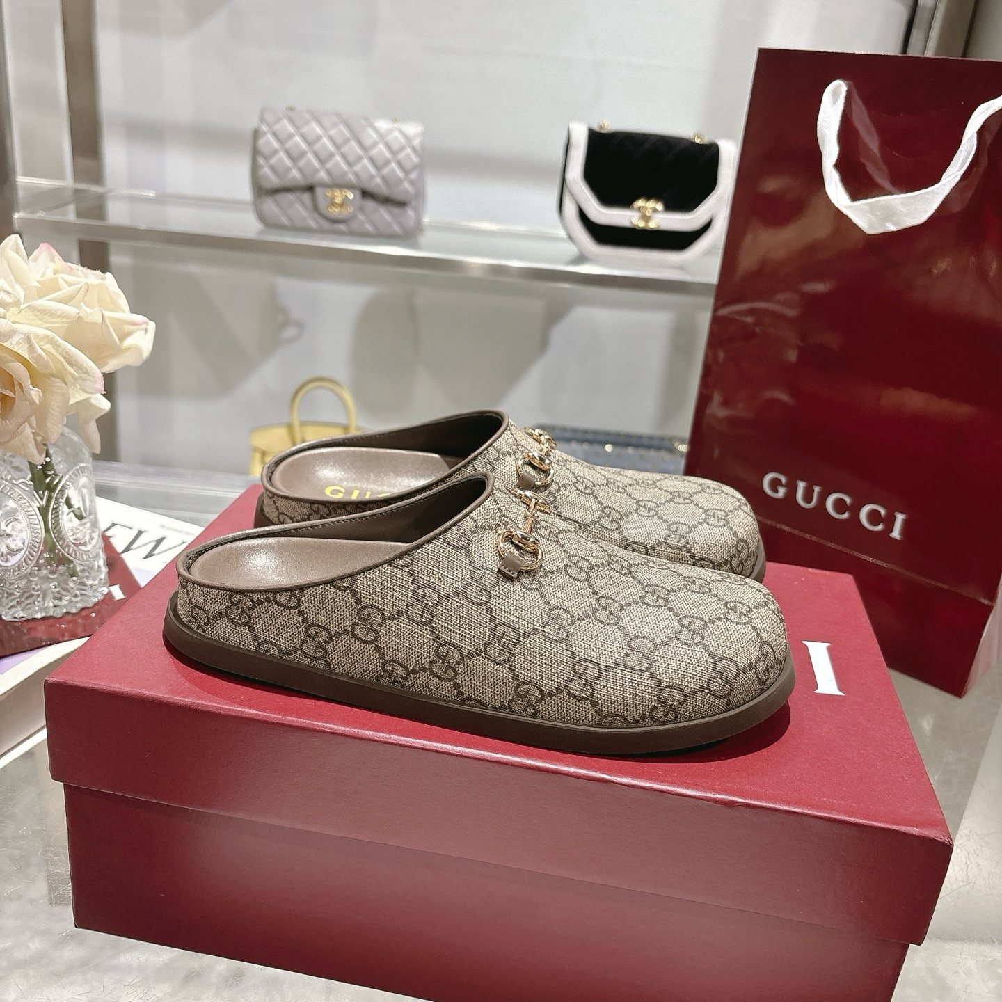 NO:390597,New horsebit women's naked foot slippers GG continues to use archival symbols in the early autumn 2025 series. Horsebit hardware is reminiscent of the brand's equestrian tradition, which appears on this pair of camel and dark brown raw gum GG mules. Dark brown raw gum GG face dark brown leather decoration Gold hardware accessories Leather inner Horsebit round toe Rubber sole Flat sole Made in Italy Size: 36~42 sizes, semi-torque, slippers19860909新款马衔扣女士裸脚拖鞋  GG在 2025 早秋系列中继续使用档案符号.Horsebit 硬件让人想起品牌的马术传统,出现在这双 camel 和深棕色原胶 GG 穆勒鞋上. 深棕色原胶GG面 深棕色皮革装饰 金色五金配件 皮革内里 马衔扣 圆头 橡胶鞋底 平底 意大利制造 码数:36～42码,半拖,slippers,Women's Shoes