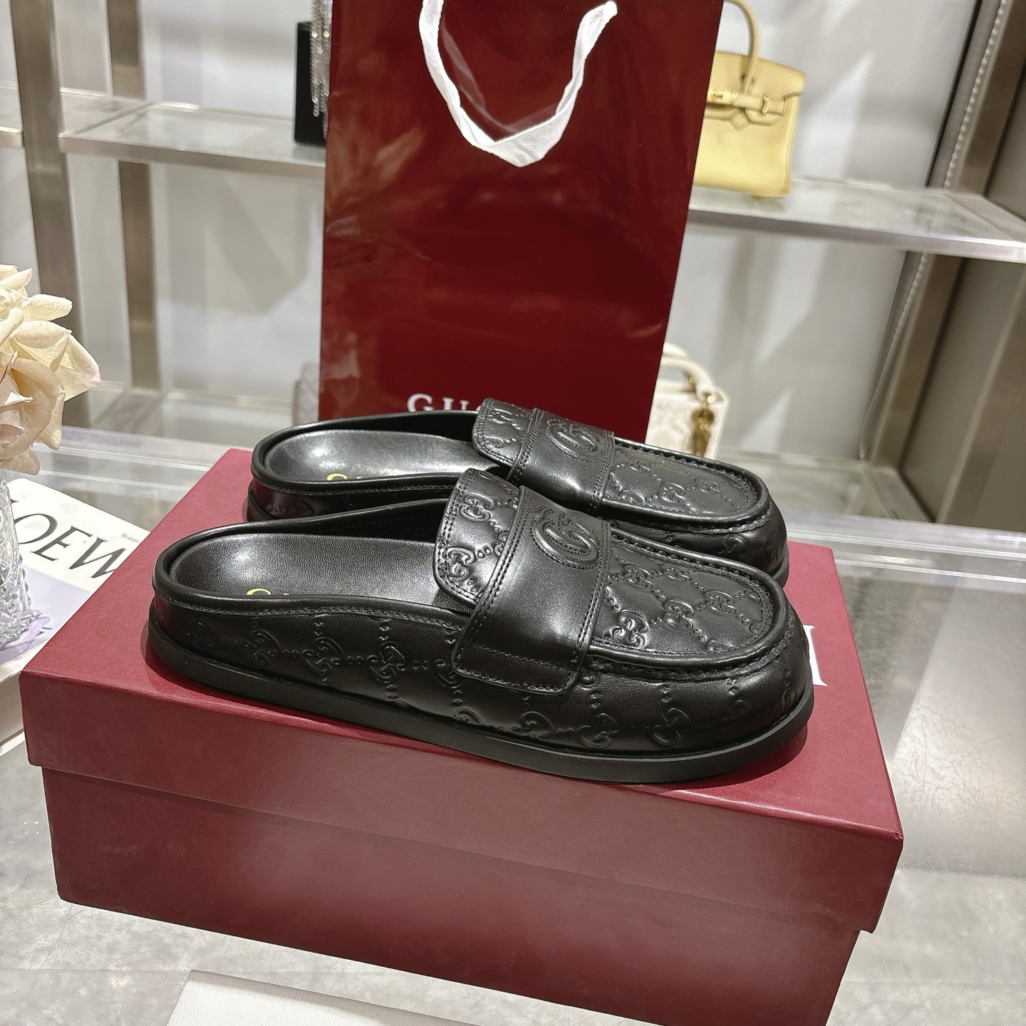 NO:407011,Popular Women's Mules Bag-toe Slippers with Pair of G logos This multifunctional design combines the brand's tradition and modernity, showing an imprinted double G logo, adding a touch of logo. Made of GG suede, this pair of mules provides a smooth contour and durable rubber sole, ensuring a combination of fashion and practicality. Black GG cowhide Women's new style Embossed double G details Rubber sole Flat Sole Made in Italy Size 36~41 sizes, semi-torque, slippers, cowhide, chamois leather19860909爆款 带有双 G 标志的女式穆勒鞋包头拖鞋 这款多功能设计结合了品牌的传统与现代感,展示了一个压印的双G标志,增添了一丝标志感.采用GG麂皮制成,这双穆勒鞋提供了一种流畅的轮廓和耐用的橡胶鞋底,确保了时尚与实用性的结合. 黑色 GG 牛皮 女士新款 压纹双G细节 橡胶鞋底 平底 意大利制造 码数36～41码,半拖,slippers,cowhide,chamois leather,Women's Shoes