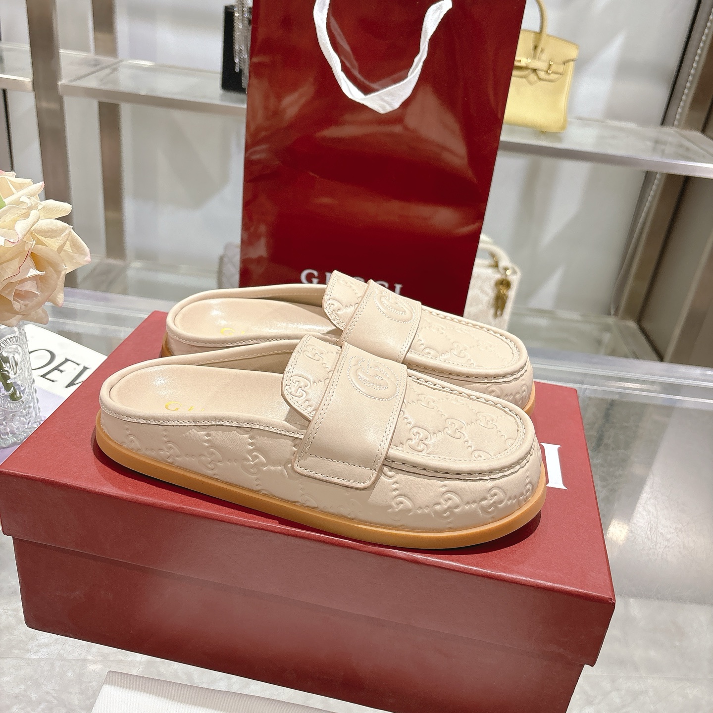 NO:407014,Popular Women's Mules Bag-toe Slippers with Pair of G logos This multifunctional design combines the brand's tradition and modernity, showing an imprinted double G logo, adding a touch of logo. Made of GG suede, this pair of mules provides a smooth contour and durable rubber sole, ensuring a combination of fashion and practicality. Beige GG cowhide Women's new style Embossed double G details Rubber sole Flat Sole Made in Italy Size 36~41 sizes, semi-torque, slippers, cowhide, chamois leather19860909爆款 带有双 G 标志的女式穆勒鞋包头拖鞋 这款多功能设计结合了品牌的传统与现代感,展示了一个压印的双G标志,增添了一丝标志感.采用GG麂皮制成,这双穆勒鞋提供了一种流畅的轮廓和耐用的橡胶鞋底,确保了时尚与实用性的结合. 米色 GG 牛皮 女士新款 压纹双G细节 橡胶鞋底 平底 意大利制造 码数36～41码,半拖,slippers,cowhide,chamois leather,Women's Shoes