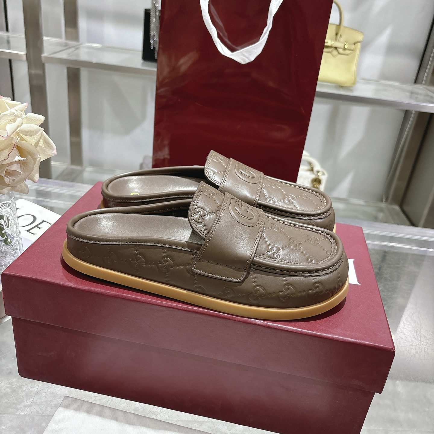 NO:407017,Popular Women's Mules Bag-toe Slippers with Pair of G logos This multifunctional design combines the brand's tradition and modernity, showing an imprinted double G logo, adding a touch of logo. Made of GG suede, this pair of mules provides a smooth contour and durable rubber sole, ensuring a combination of fashion and practicality. Coffee GG cowhide Women's new style Embossed double G details Rubber sole Flat Sole Made in Italy Size 36~41 sizes, semi-torque, slippers, cowhide, chamois leather19860909爆款 带有双 G 标志的女式穆勒鞋包头拖鞋 这款多功能设计结合了品牌的传统与现代感,展示了一个压印的双G标志,增添了一丝标志感.采用GG麂皮制成,这双穆勒鞋提供了一种流畅的轮廓和耐用的橡胶鞋底,确保了时尚与实用性的结合. 咖啡色 GG 牛皮 女士新款 压纹双G细节 橡胶鞋底 平底 意大利制造 码数36～41码,半拖,slippers,cowhide,chamois leather,Women's Shoes