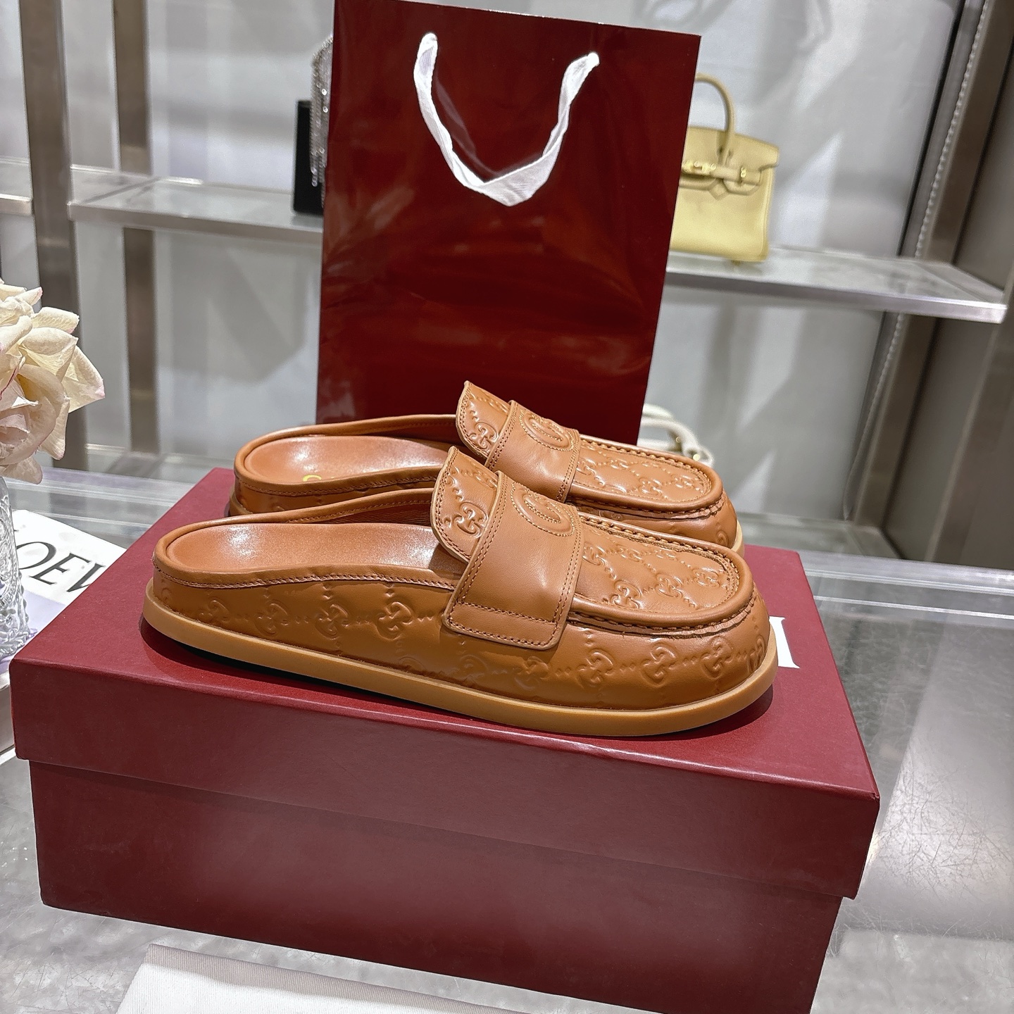 NO:406998,Popular Women's Mules Bag-toe Slippers with Pair of G logos This multifunctional design combines the brand's tradition and modernity, showing an imprinted double G logo, adding a touch of logo. Made of GG suede, this pair of mules provides a smooth contour and durable rubber sole, ensuring a combination of fashion and practicality. Brown GG cowhide Women's new style Embossed double G details Rubber sole Flat Sole Made in Italy Size 36~41 sizes, semi-torque, slippers, cowhide, chamois leather19860909爆款 带有双 G 标志的女式穆勒鞋包头拖鞋 这款多功能设计结合了品牌的传统与现代感,展示了一个压印的双G标志,增添了一丝标志感.采用GG麂皮制成,这双穆勒鞋提供了一种流畅的轮廓和耐用的橡胶鞋底,确保了时尚与实用性的结合. 棕色 GG 牛皮 女士新款 压纹双G细节 橡胶鞋底 平底 意大利制造 码数36～41码,半拖,slippers,cowhide,chamois leather,Women's Shoes