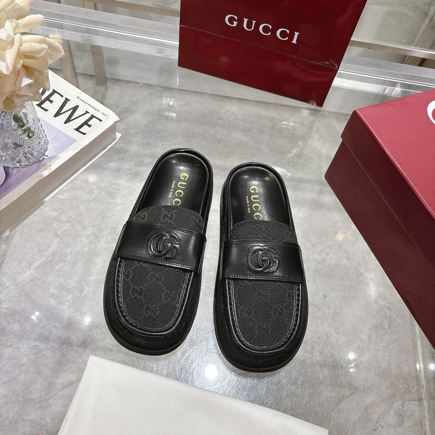 NO:407001,Popular Women's Mules Bag-toe Slippers with Pair of G logos This multifunctional design combines the brand's tradition and modernity, showing an imprinted double G logo, adding a touch of logo. Made of GG suede, these Mules offer a smooth contour and durable rubber sole, ensuring a combination of fashion and practicality. Black GG jacquard canvas Women's new style Embossed double G details Rubber sole Flat Sole Made in Italy Size 36~41 sizes, semi-torque, slippers, chamois leather19860909爆款 带有双 G 标志的女式穆勒鞋包头拖鞋 这款多功能设计结合了品牌的传统与现代感,展示了一个压印的双G标志,增添了一丝标志感.采用GG麂皮制成,这双穆勒鞋提供了一种流畅的轮廓和耐用的橡胶鞋底,确保了时尚与实用性的结合. 黑色 GG 提花帆布 女士新款 压纹双G细节 橡胶鞋底 平底 意大利制造 码数36～41码,半拖,slippers,chamois leather,Women's Shoes