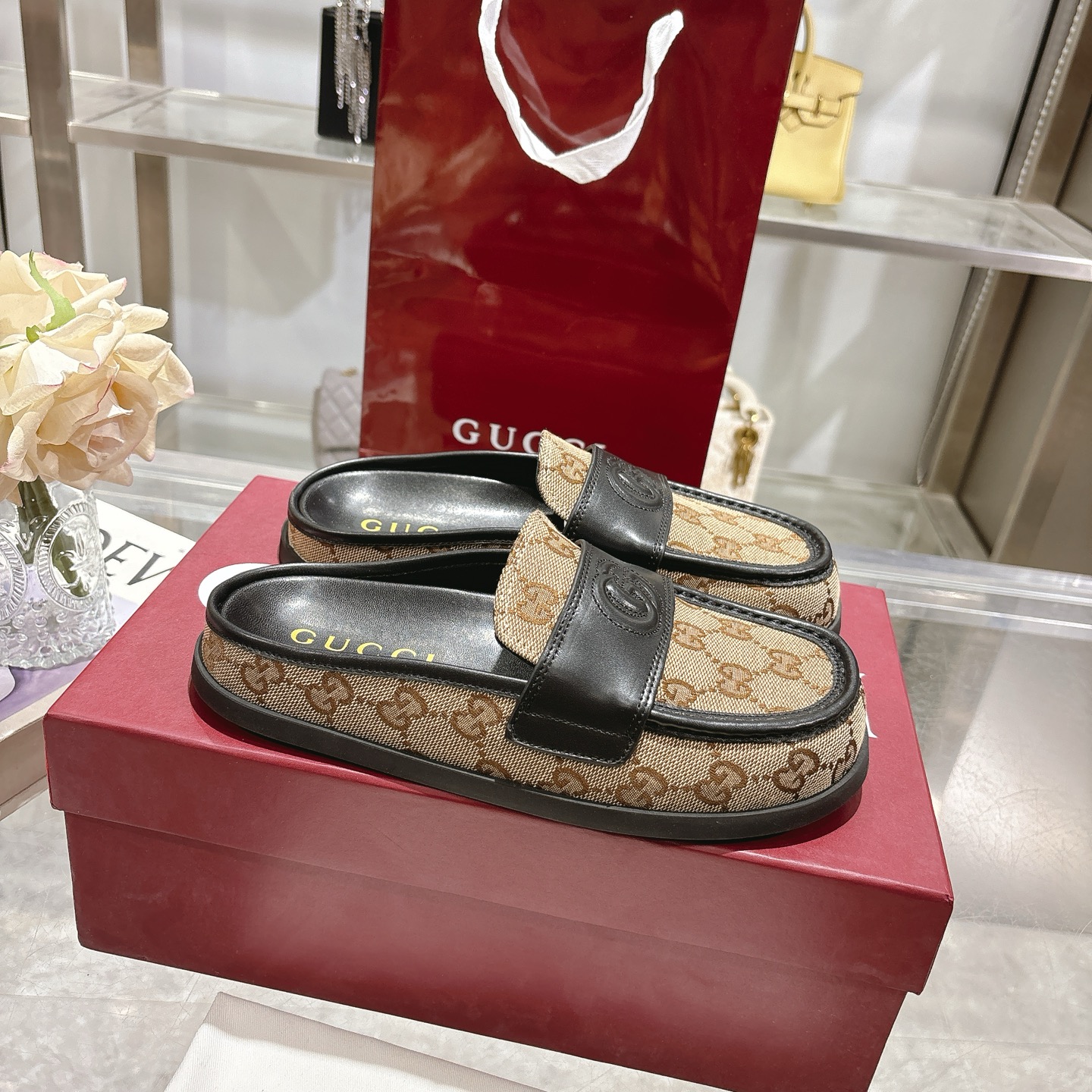 NO:407003,Popular Women's Mules Bag-toe Slippers with Pair of G logos This multifunctional design combines the brand's tradition and modernity, showing an imprinted double G logo, adding a touch of logo. Made of GG suede, these Mules offer a smooth contour and durable rubber sole, ensuring a combination of fashion and practicality. Black cowhide with apricot GG jacquard canvas Women's new style Embossed double G details Rubber sole Flat Sole Made in Italy Size 36~41 sizes, semi-torque, slippers, cowhide, chamois leather19860909爆款 带有双 G 标志的女式穆勒鞋包头拖鞋 这款多功能设计结合了品牌的传统与现代感,展示了一个压印的双G标志,增添了一丝标志感.采用GG麂皮制成,这双穆勒鞋提供了一种流畅的轮廓和耐用的橡胶鞋底,确保了时尚与实用性的结合. 黑色牛皮搭配杏色 GG 提花帆布 女士新款 压纹双G细节 橡胶鞋底 平底 意大利制造 码数36～41码,半拖,slippers,cowhide,chamois leather,Women's Shoes