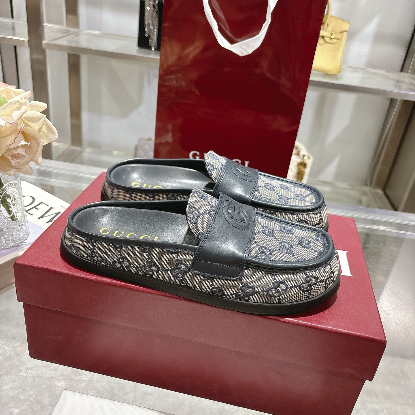 NO:407006,Popular Women's Mules Bag-toe Slippers with Pair of G logos This multifunctional design combines the brand's tradition and modernity, showing an imprinted double G logo, adding a touch of logo. Made of GG suede, these Mules offer a smooth contour and durable rubber sole, ensuring a combination of fashion and practicality. Dark blue GG jacquard canvas Women's new style Embossed double G details Rubber sole Flat Sole Made in Italy Size 36-41 sizes, semi-torque, slippers, chamois leather19860909爆款 带有双 G 标志的女式穆勒鞋包头拖鞋 这款多功能设计结合了品牌的传统与现代感,展示了一个压印的双G标志,增添了一丝标志感.采用GG麂皮制成,这双穆勒鞋提供了一种流畅的轮廓和耐用的橡胶鞋底,确保了时尚与实用性的结合. 深蓝色 GG 提花帆布 女士新款 压纹双G细节 橡胶鞋底 平底 意大利制造 码数36～41码,半拖,slippers,chamois leather,Women's Shoes