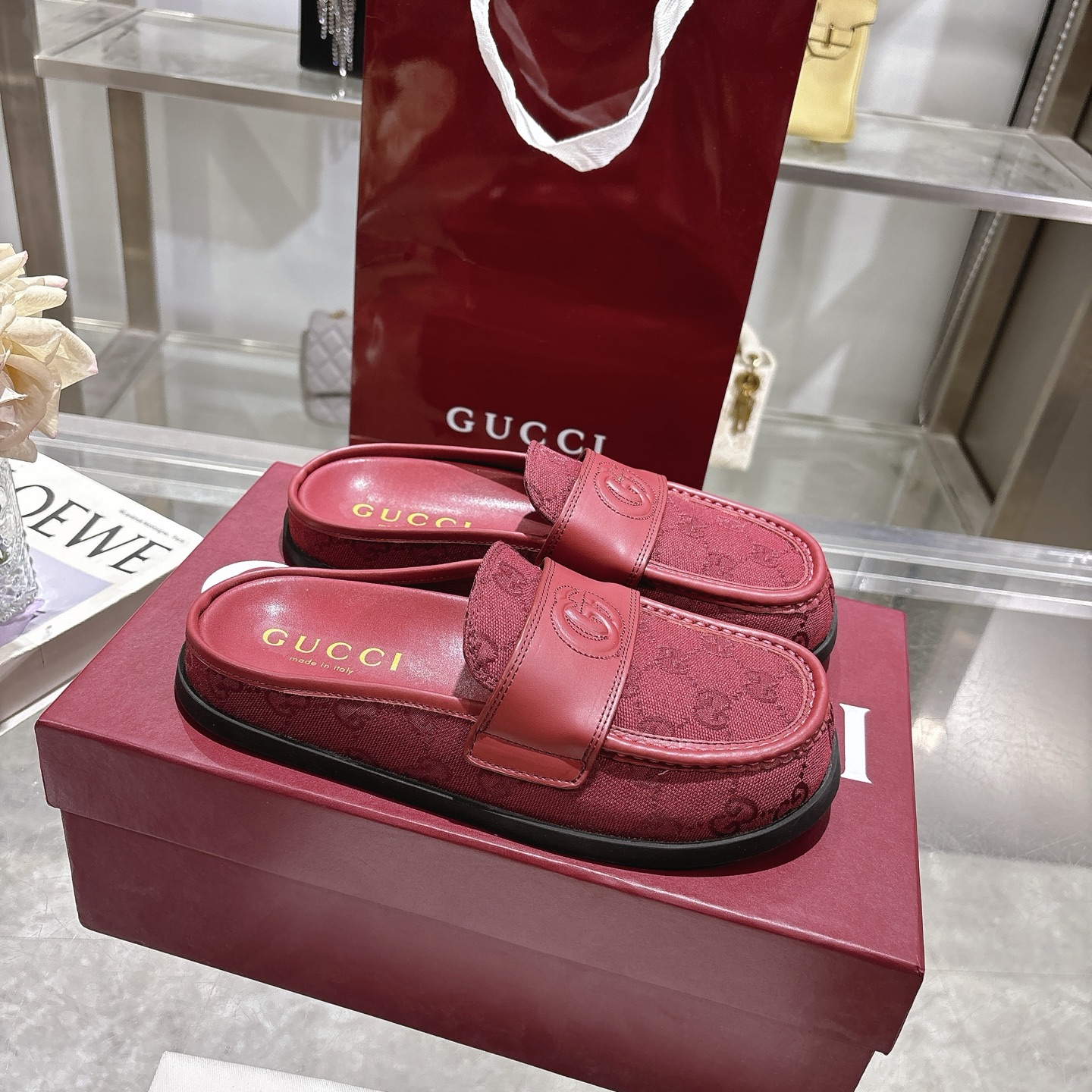 NO:407009,Popular Women's Mules Bag-toe Slippers with Pair of G logos This multifunctional design combines the brand's tradition and modernity, showing an imprinted double G logo, adding a touch of logo. Made of GG suede, these Mules offer a smooth contour and durable rubber sole, ensuring a combination of fashion and practicality. Burgundy GG jacquard canvas Women's new Embossed double G details Rubber sole Flat Sole Made in Italy Size 36~41 sizes, semi-torque, slippers, chamois leather19860909爆款 带有双 G 标志的女式穆勒鞋包头拖鞋 这款多功能设计结合了品牌的传统与现代感,展示了一个压印的双G标志,增添了一丝标志感.采用GG麂皮制成,这双穆勒鞋提供了一种流畅的轮廓和耐用的橡胶鞋底,确保了时尚与实用性的结合. 酒红色 GG 提花帆布 女士新款 压纹双G细节 橡胶鞋底 平底 意大利制造 码数36～41码,半拖,slippers,chamois leather,Women's Shoes