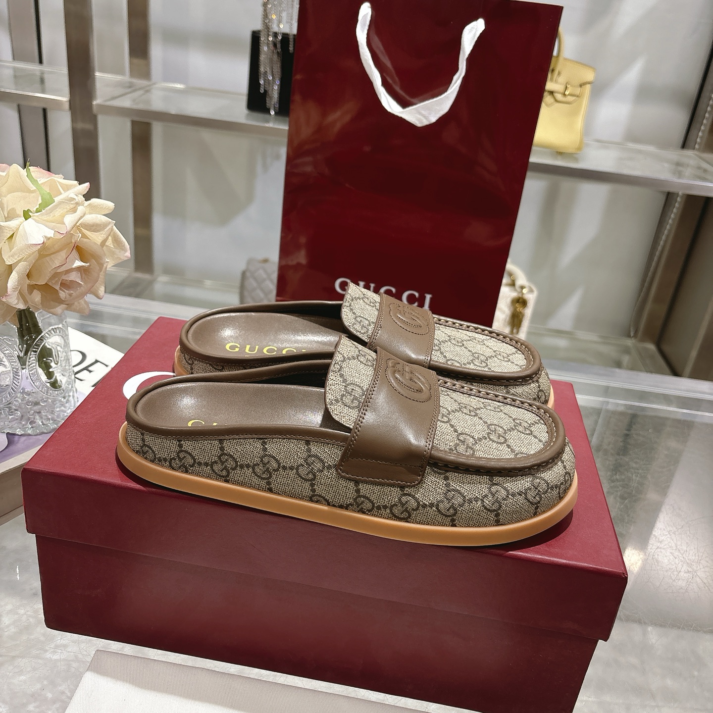 NO:407012,Popular women's mules shoes with pair of G logos. This multi-functional design combines the brand's tradition and modernity, showing an imprinted double G logo, adding a touch of logo. Made of GG suede, this mules provides a smooth contour and durable rubber sole, ensuring a combination of fashion and practicality. Coffee cowhide GG raw rubber new style embossed double G details Rubber sole Flat Sole Made in Italy Size 36~41 sizes, semi-torque, slippers, cowhide, chamois leather19860909爆款带有双 G 标志的女式穆勒鞋包头拖鞋 这款多功能设计结合了品牌的传统与现代感,展示了一个压印的双G标志,增添了一丝标志感.采用GG麂皮制成,这双穆勒鞋提供了一种流畅的轮廓和耐用的橡胶鞋底,确保了时尚与实用性的结合. 咖啡色牛皮搭配 GG 原胶 女士新款 压纹双G细节 橡胶鞋底 平底 意大利制造 码数36～41码,半拖,slippers,cowhide,chamois leather,Women's Shoes