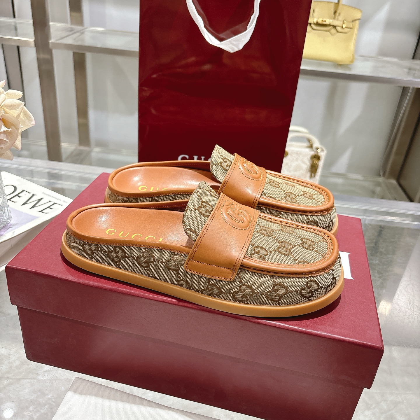 NO:407015,Popular Women's Mules Bag-toe Slippers with Pair of G logos This multifunctional design combines the brand's tradition and modernity, showing an imprinted double G logo, adding a touch of logo. Made of GG suede, these Mules offer a smooth contour and durable rubber sole, ensuring a combination of fashion and practicality. Brown cowhide with apricot GG jacquard canvas Women's new style Embossed double G details Rubber sole Flat Sole Made in Italy Size 36~41 sizes, semi-torque, slippers, cowhide, chamois leather19860909爆款 带有双 G 标志的女式穆勒鞋包头拖鞋 这款多功能设计结合了品牌的传统与现代感,展示了一个压印的双G标志,增添了一丝标志感.采用GG麂皮制成,这双穆勒鞋提供了一种流畅的轮廓和耐用的橡胶鞋底,确保了时尚与实用性的结合. 棕色牛皮搭配杏色 GG 提花帆布 女士新款 压纹双G细节 橡胶鞋底 平底 意大利制造 码数36～41码,半拖,slippers,cowhide,chamois leather,Women's Shoes