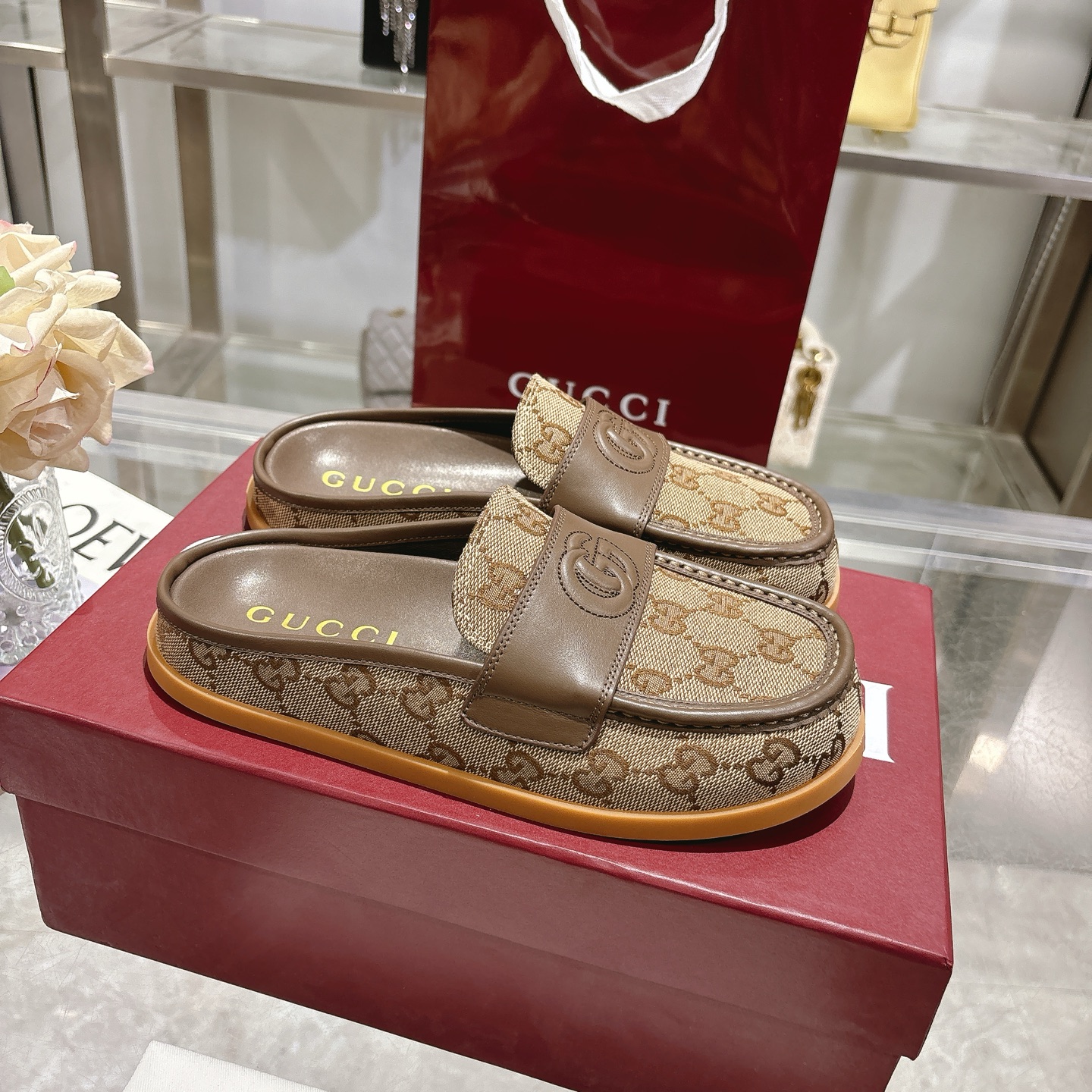 NO:409564,Gucci Women's Mules toe slippers with pair of G logos!  This multi-functional design combines the brand's tradition and modernity, showing an imprinted double G logo, adding a touch of logo. Made of GG suede, this pair of mules provides a smooth contour and durable rubber sole, ensuring a combination of fashion and practicality. Burgundy GG cowhide Women's new style Embossed double G details Rubber sole Flat Sole Made in Italy Size 36~41 sizes (41 custom made), semi-torch, gucci, slippers, cowhide, chamois leather19860909Gucci 古奇带有双 G 标志的女式穆勒鞋包头拖鞋！ 这款多功能设计结合了品牌的传统与现代感,展示了一个压印的双G标志,增添了一丝标志感.采用GG麂皮制成,这双穆勒鞋提供了一种流畅的轮廓和耐用的橡胶鞋底,确保了时尚与实用性的结合. 酒红色 GG 牛皮 女士新款 压纹双G细节 橡胶鞋底 平底 意大利制造 码数36～41码（41订做）,半拖,gucci,slippers,cowhide,chamois leather,Women's Shoes