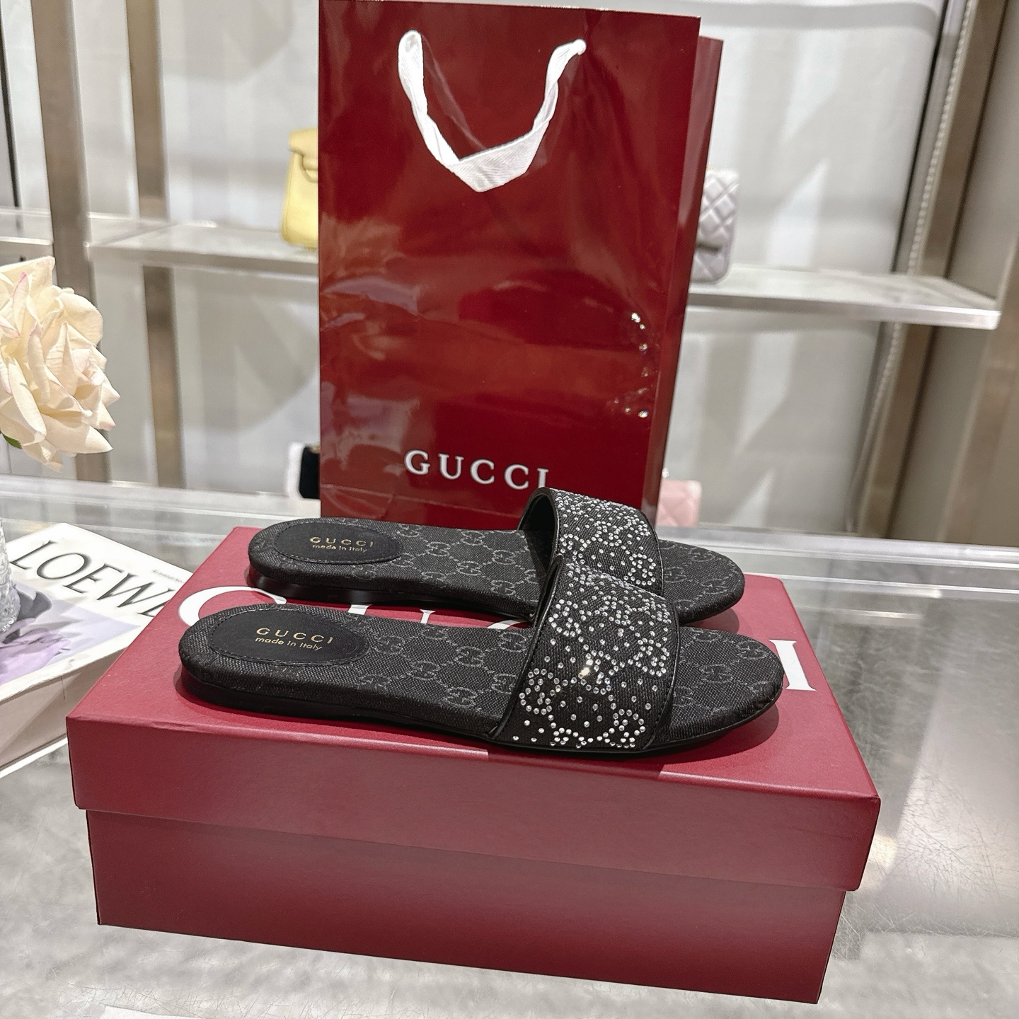 NO:448220,P New Rhinestone Decorative Women's Beach Sandals This sandal is defined by diamond GG details and is made of GG canvas. It combines exquisite materials with the inherited theme to add a delicate touch to a warm weather suit. Black GG canvas diamond hot noodles Diamond noodles Beach sandals Rubber sole Flats Made in Italy Size 36~42 sizes, slippers, sandals, slippers19860909P 新款水钻装饰女士沙滩凉拖鞋 这款凉鞋由钻石GG细节定义,采用GG帆布制作,将精致的材料与传承主题相结合,为温暖天气的套装增添精致触感. 黑色GG帆布钻石烫面 钻石面 沙滩凉拖鞋 橡胶鞋底 平底 意大利制造 码数 36～42 码,拖鞋,sandals,slippers,Women's Shoes