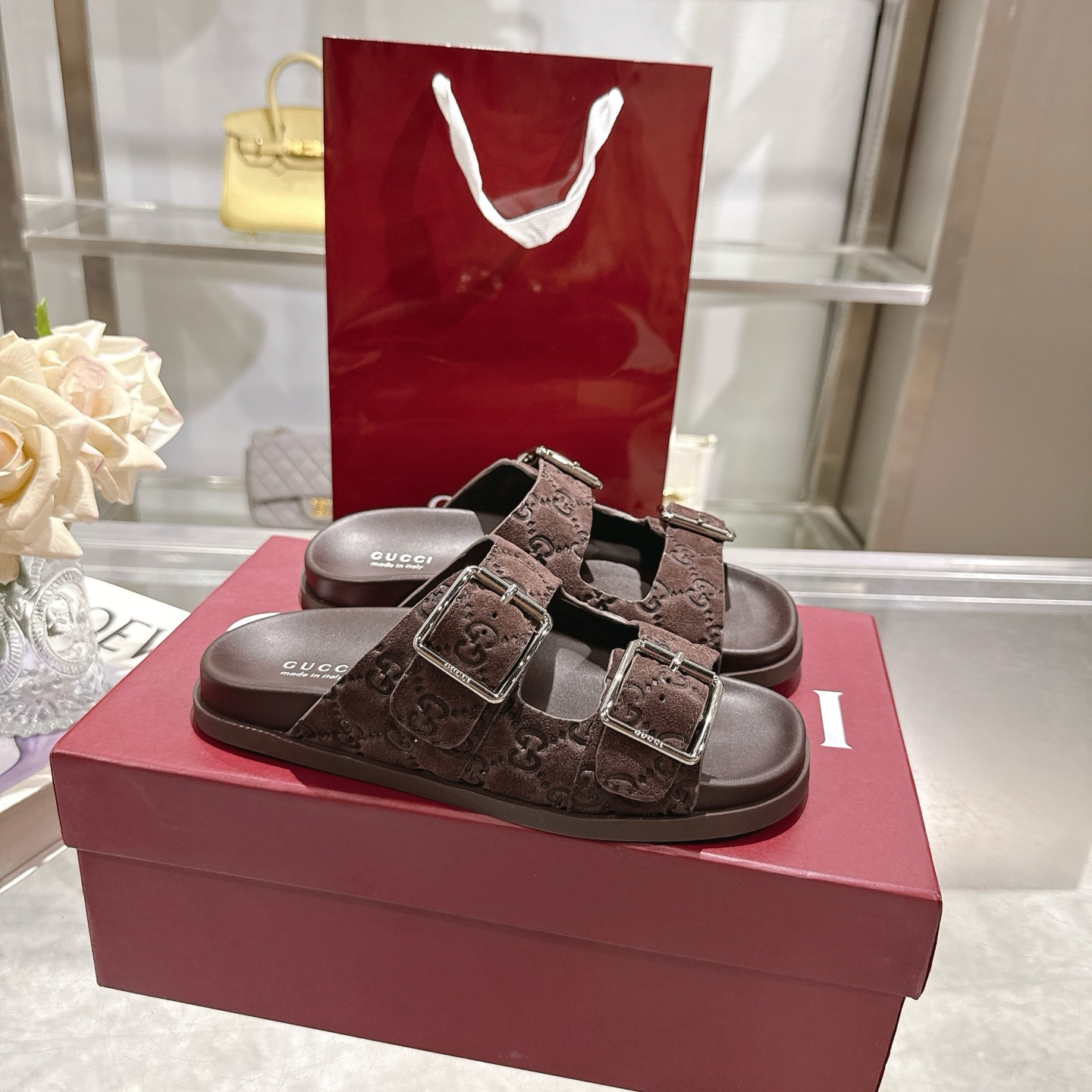 NO:448260,P New men and women's unslip beach sandal slippers GG logo originated from the diamond design in the archives. Since the 1970s, it has become the brand's iconic symbol. Embossed GG cowhide adds a touch of exquisiteness to this pair of flat sandals. GG cowhide back-velvet men and women's styling leather lining rubber outsole flat sole Made in Italy Women's size 36-42 Men's size 39-47 Slippers, sandals, slippers, cowhide19860909P 新款男女同款防滑沙滩凉鞋拖鞋 GG标志源自档案中的菱形设计,自20世纪70年代以来,它已成为品牌的标志性符号.压纹GG牛皮为这双平底凉鞋增添了一丝精致感. GG牛皮反绒 男女同款 皮革衬里 橡胶大底 平底 意大利制造 女款码数36～42码 男款码数39～47码,拖鞋,sandals,slippers,cowhide,Women's Shoes