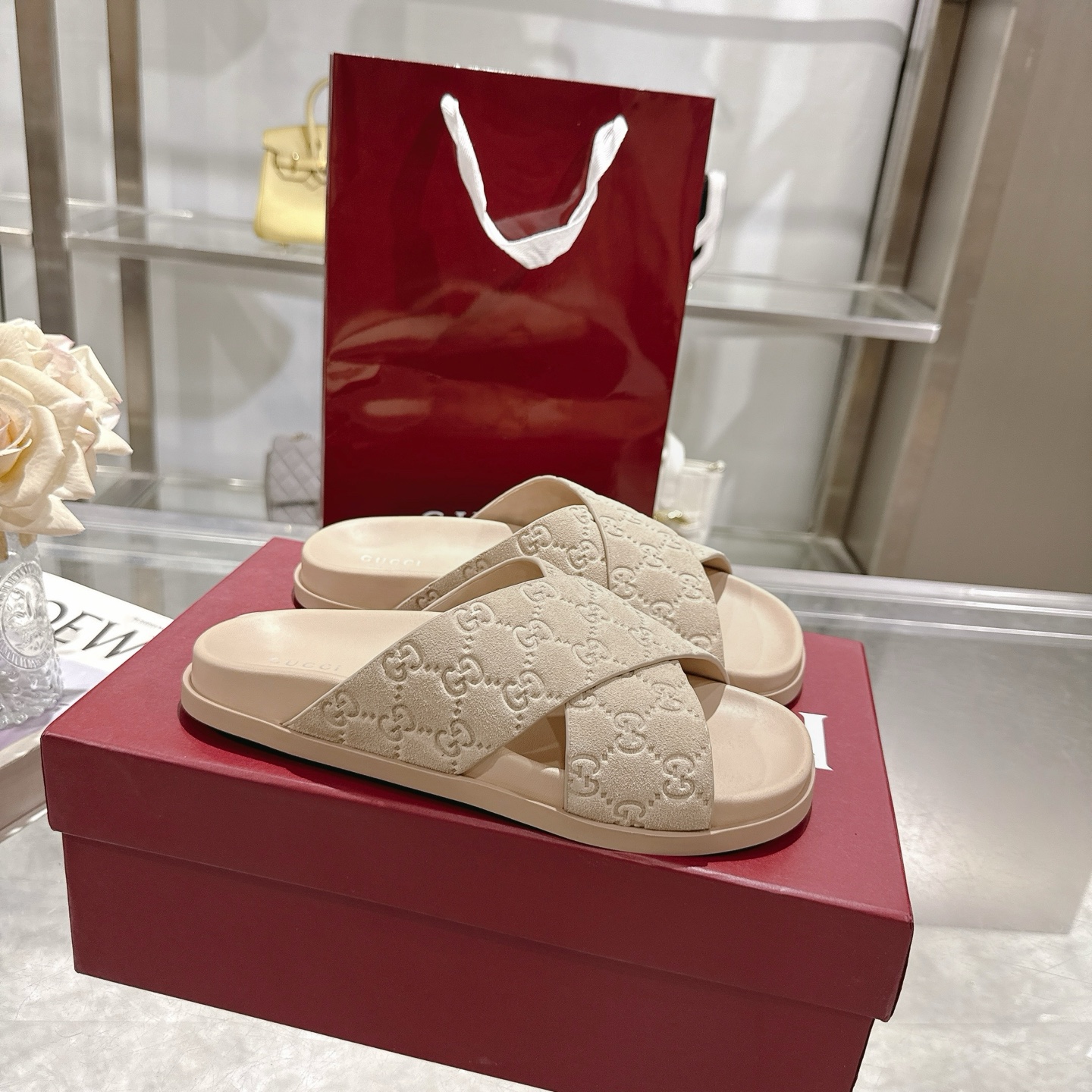 NO:448267,P New men and women's unslip beach sandals slippers This stylish design shows the GG pattern, integrating traditional elegance with modern exquisiteness. The soft suede upper provides a delicate touch, while the concave sole ensures all-day comfort and versatility. GG cowhide cowhide leather lining Rubber outsole Flat sole Made in Italy Women's size 36-42 Men's size 39-47 Slippers, sandals, slippers, cowhide19860909P 新款男女同款防滑沙滩凉鞋拖鞋 这款时尚的设计展示了GG图案,将传统优雅与现代精致融为一体.柔软的绒面革鞋面提供精致触感,而内凹的鞋底则确保全天舒适和多功能性. GG牛皮反绒 男女同款 皮革衬里 橡胶大底 平底 意大利制造 女款码数36～42码 男款码数39～47码,拖鞋,sandals,slippers,cowhide,Women's Shoes