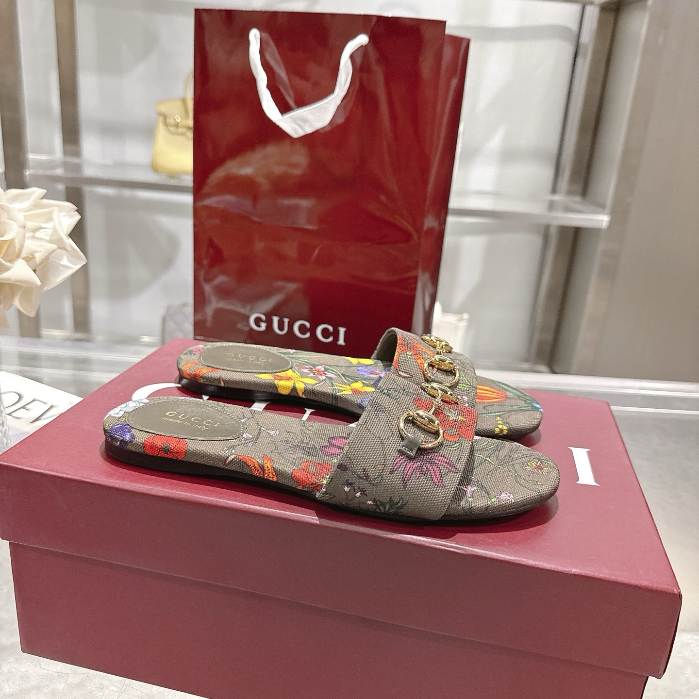 NO:448247,P New Women's Beach Sandals with Floral Printed Horse Bed Defined by light gold horse bit details, this sandsandals made of floral printed canvas combine exquisite materials with the heritage theme to give a delicate touch to the warm season suit. Green and colorful canvas with floral print Light gold hardware Spurs Rubber sole Flat Sole Made in Italy Size 36-42 sizes, slippers, sandals, slippers19860909P 新款带有花卉印花马衔扣女士沙滩凉拖鞋 由浅金色马衔扣细节定义,这款采用花卉印花帆布制成的滑沙凉鞋将精致的材料与传承主题相结合,为暖季套装带来精致触感. 绿色和多彩帆布,带有花卉印花 浅金色五金件 马刺 橡胶鞋底 平底 意大利制造 码数36～42码,拖鞋,sandals,slippers,Women's Shoes