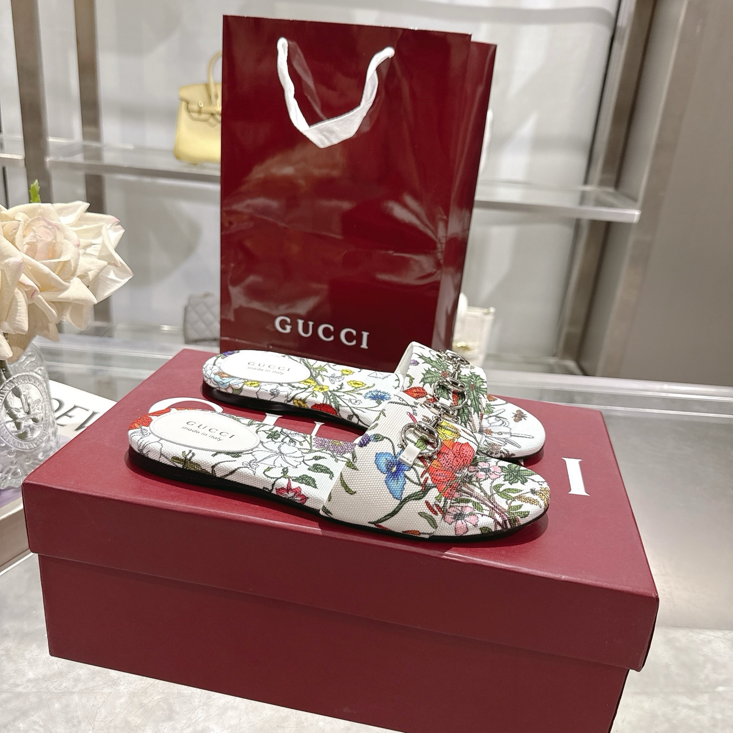 NO:409562,Gucci new rhinestone decorative women's beach sandals!  Defined by diamond GG details, this sandal is made of GG canvas, combining exquisite materials with inherited themes to add a delicate touch to a warm weather suit. Black GG canvas diamond hot noodles Diamond noodles Beach sandals Rubber sole Flats Made in Italy Size 36~42 sizes (custom made in 41.42), slippers, gucci, sandals, slippers19860909Gucci 古奇新款水钻装饰女士沙滩凉拖鞋！ 这款凉鞋由钻石GG细节定义,采用GG帆布制作,将精致的材料与传承主题相结合,为温暖天气的套装增添精致触感. 黑色GG帆布钻石烫面 钻石面 沙滩凉拖鞋 橡胶鞋底 平底 意大利制造 码数36～42码（41.42订做）,拖鞋,gucci,sandals,slippers,Women's Shoes