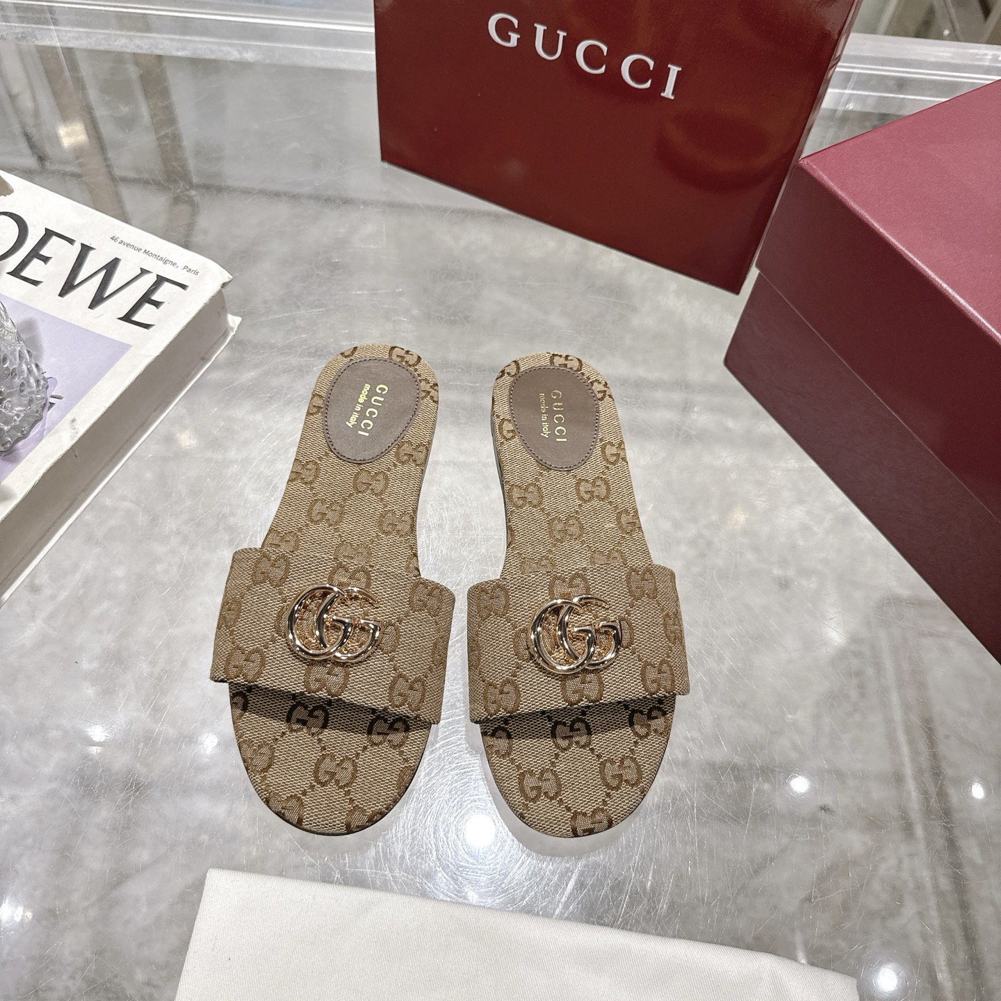 NO:442849,Gucci Women's Beach Sandals This sandal is defined by light gold horse head details and is made of GG canvas. It combines exquisite materials with the inherited theme to add a delicate touch to a warm weather suit. Blue GG canvas GG gold logo Spurs Rubber sole Flat Sole Made in Italy Size 36~42 (customized for 41.42), slippers, gucci, sandals, slippers19860909Gucci 古奇女士沙滩凉拖鞋 这款凉鞋由浅金色马头细节定义,采用GG帆布制作,将精致的材料与传承主题相结合,为温暖天气的套装增添精致触感. 兰色GG帆布 GG金典标 马刺 橡胶鞋底 平底 意大利制造 码数36～42（41.42定做）,拖鞋,gucci,sandals,slippers,Women's Shoes