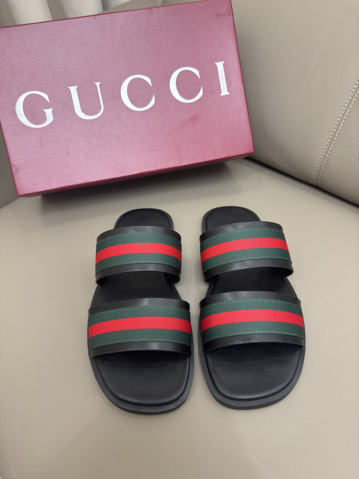 NO:439916,P Elegant Style 2025 Summer New Men's Cowhide Slippers Take inspiration from the 1970s collection design that injects glory into the brand, this cowhide sandal is renovated with detailed elements. The new series explores the symbolic elements of the brand's collection in a new way, and greets the elegance that lasts forever. Black cowhide Men Green, Red and Green Webbing Flat Sole Italian Creation Size 40-47 sizes, slippers, sandals, slippers, cowhide19860909P 优雅风2025夏季新款男人牛皮拖鞋 从为品牌注入荣光的20世纪70年代典藏设计撷取灵感,这款牛皮革凉鞋上以细节元素焕新呈现.新推系列以全新方式探索品牌典藏符号元素,向经久不息的优雅风范致意. 黑色牛皮 男士 绿红绿织带搭配 平底 意大利创作 码数40～47码,拖鞋,sandals,slippers,cowhide,Women's Shoes