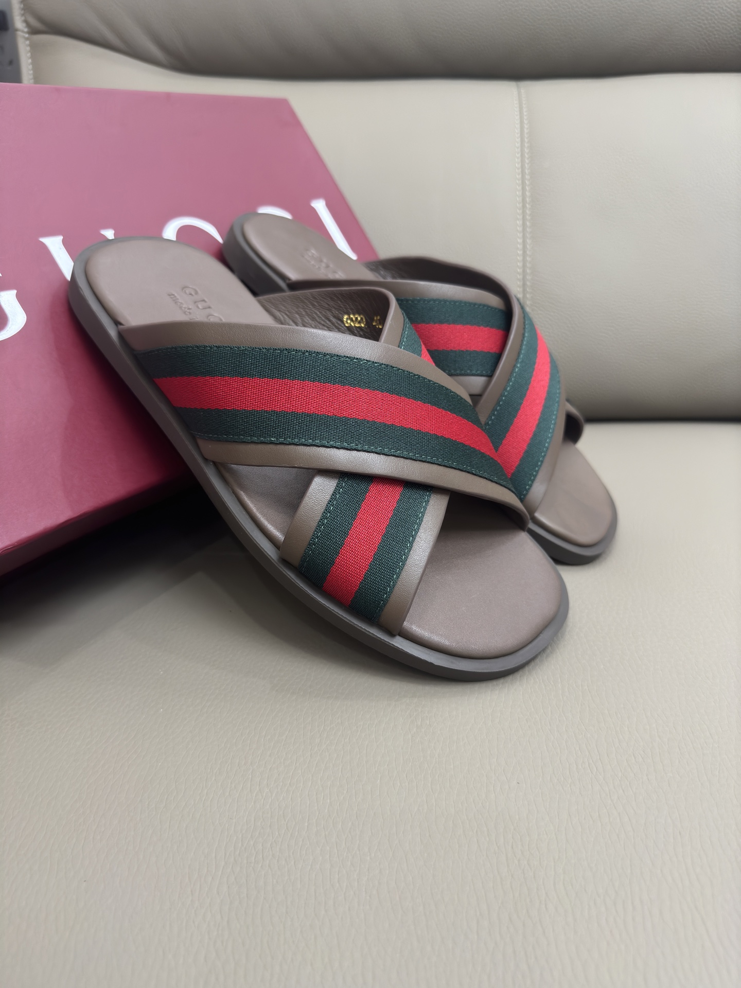 NO:439922,P Elegant Style 2025 Summer New Men's Cowhide Slippers Take inspiration from the 1970s collection design that injects glory into the brand, this cowhide sandal is renovated with detailed elements. The new series explores the symbolic elements of the brand's collection in a new way, and greets the elegance that lasts forever. Coffee cowhide men, green, red and green webbing, flat sole, Italian creation, sizes 40-47, slippers, sandals, slippers, cowhide19860909P 优雅风2025夏季新款男人牛皮拖鞋 从为品牌注入荣光的20世纪70年代典藏设计撷取灵感,这款牛皮革凉鞋上以细节元素焕新呈现.新推系列以全新方式探索品牌典藏符号元素,向经久不息的优雅风范致意. 咖啡色牛皮 男士 绿红绿织带搭配 平底 意大利创作 码数40～47码,拖鞋,sandals,slippers,cowhide,Women's Shoes