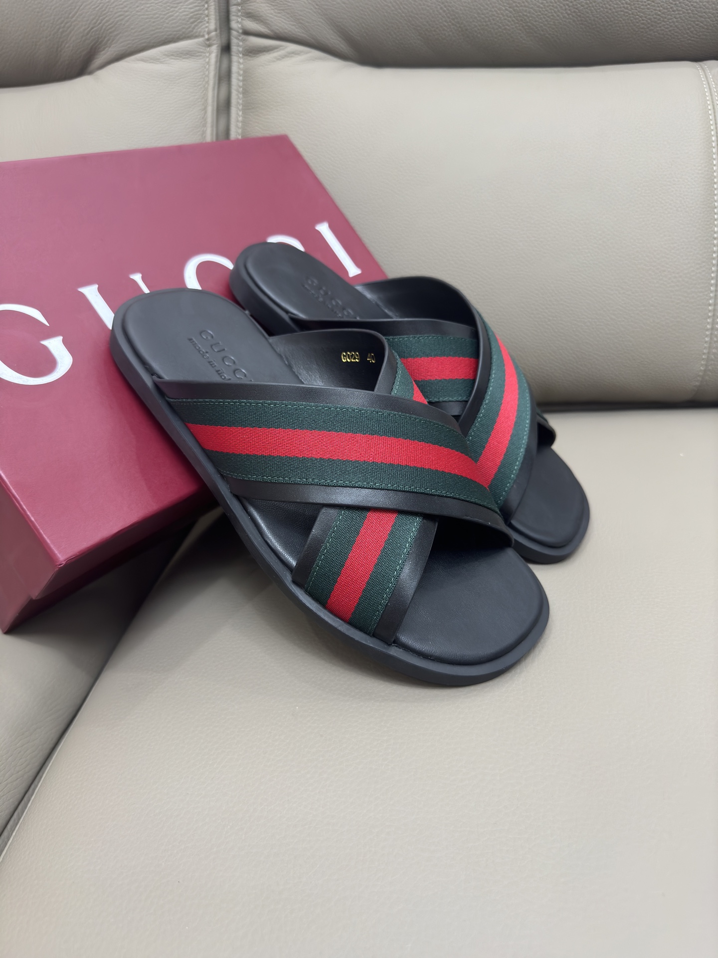 NO:439927,P Elegant Style 2025 Summer New Men's Cowhide Slippers Take inspiration from the 1970s collection design that injects glory into the brand, this cowhide sandal is renovated with detailed elements. The new series explores the symbolic elements of the brand's collection in a new way, and greets the elegance that lasts forever. Black cowhide Men Green, Red and Green Webbing Flat Sole Italian Creation Size 40-47 sizes, slippers, sandals, slippers, cowhide19860909P 优雅风2025夏季新款男人牛皮拖鞋 从为品牌注入荣光的20世纪70年代典藏设计撷取灵感,这款牛皮革凉鞋上以细节元素焕新呈现.新推系列以全新方式探索品牌典藏符号元素,向经久不息的优雅风范致意. 黑色牛皮 男士 绿红绿织带搭配 平底 意大利创作 码数40～47码,拖鞋,sandals,slippers,cowhide,Women's Shoes